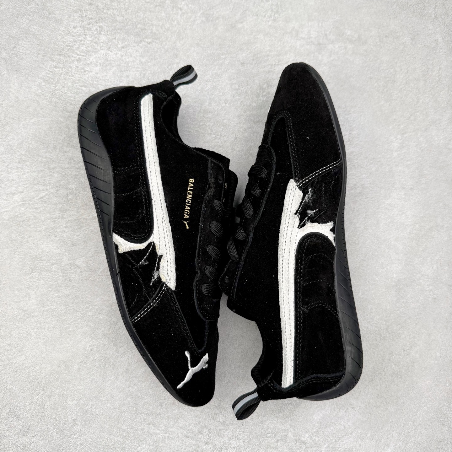 图片[3]-Balenciaga x PUMA/彪马 Speedcat 巴黎世家联名系列薄底鞋牛皮圆头做旧磨损低帮生活休闲鞋 男女同款 选用了近两年人气极高的 “薄底鞋” PUMA Speedcat 为蓝本，带来了多个不同配色的联名鞋款。在色调上继承了这双赛车鞋原本的惯用方案，但鞋身侧面标志性的 PUMA Formstrip 标志则采用了 “破坏做旧” 的手法，这也是 Balenciaga 鞋款极为常见的风格。 将白色的 PUMA Formstrip 撕掉了一大半，这极为 “粗暴” 的处理方式，在街头绝对有着十足的回头率。鞋头的 PUMA Logo 得以保留，烫金的 BALENCIAGA 字样则表明了它的联名身份，后跟则是鞋款的尺码，这也是 Balenciaga 鞋款的家族习惯。实拍调校N版已经零色差零失真 百分百还原实物色彩所见即所得 不存在货不对板色差等低级问题 选购参考实物拍摄 不混卖不参货 只用心做好货严格选品 承诺混一赔十 尺码：36 36.5 37.5 38 38.5 39 40 40.5 41 42 42.5 43 44 44.5 45-选品中心
