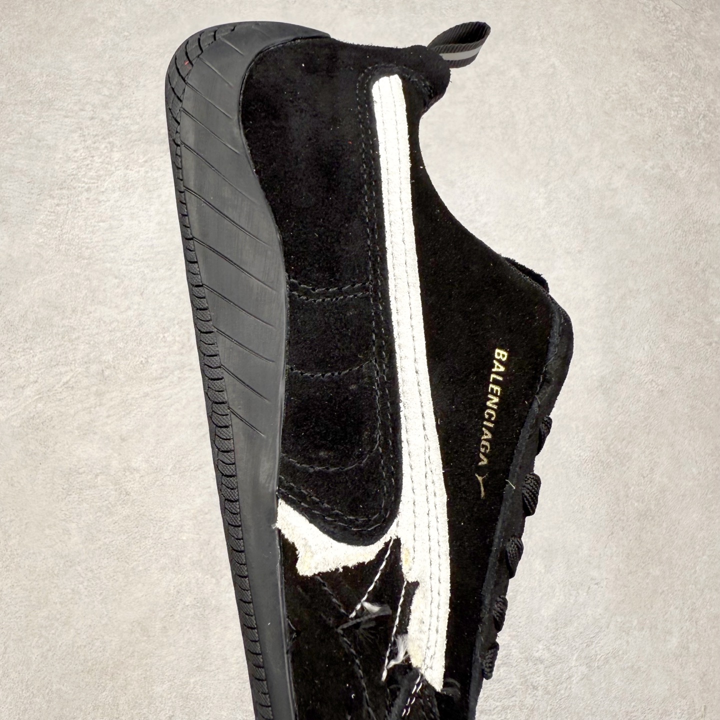 图片[6]-Balenciaga x PUMA/彪马 Speedcat 巴黎世家联名系列薄底鞋牛皮圆头做旧磨损低帮生活休闲鞋 男女同款 选用了近两年人气极高的 “薄底鞋” PUMA Speedcat 为蓝本，带来了多个不同配色的联名鞋款。在色调上继承了这双赛车鞋原本的惯用方案，但鞋身侧面标志性的 PUMA Formstrip 标志则采用了 “破坏做旧” 的手法，这也是 Balenciaga 鞋款极为常见的风格。 将白色的 PUMA Formstrip 撕掉了一大半，这极为 “粗暴” 的处理方式，在街头绝对有着十足的回头率。鞋头的 PUMA Logo 得以保留，烫金的 BALENCIAGA 字样则表明了它的联名身份，后跟则是鞋款的尺码，这也是 Balenciaga 鞋款的家族习惯。实拍调校N版已经零色差零失真 百分百还原实物色彩所见即所得 不存在货不对板色差等低级问题 选购参考实物拍摄 不混卖不参货 只用心做好货严格选品 承诺混一赔十 尺码：36 36.5 37.5 38 38.5 39 40 40.5 41 42 42.5 43 44 44.5 45-选品中心