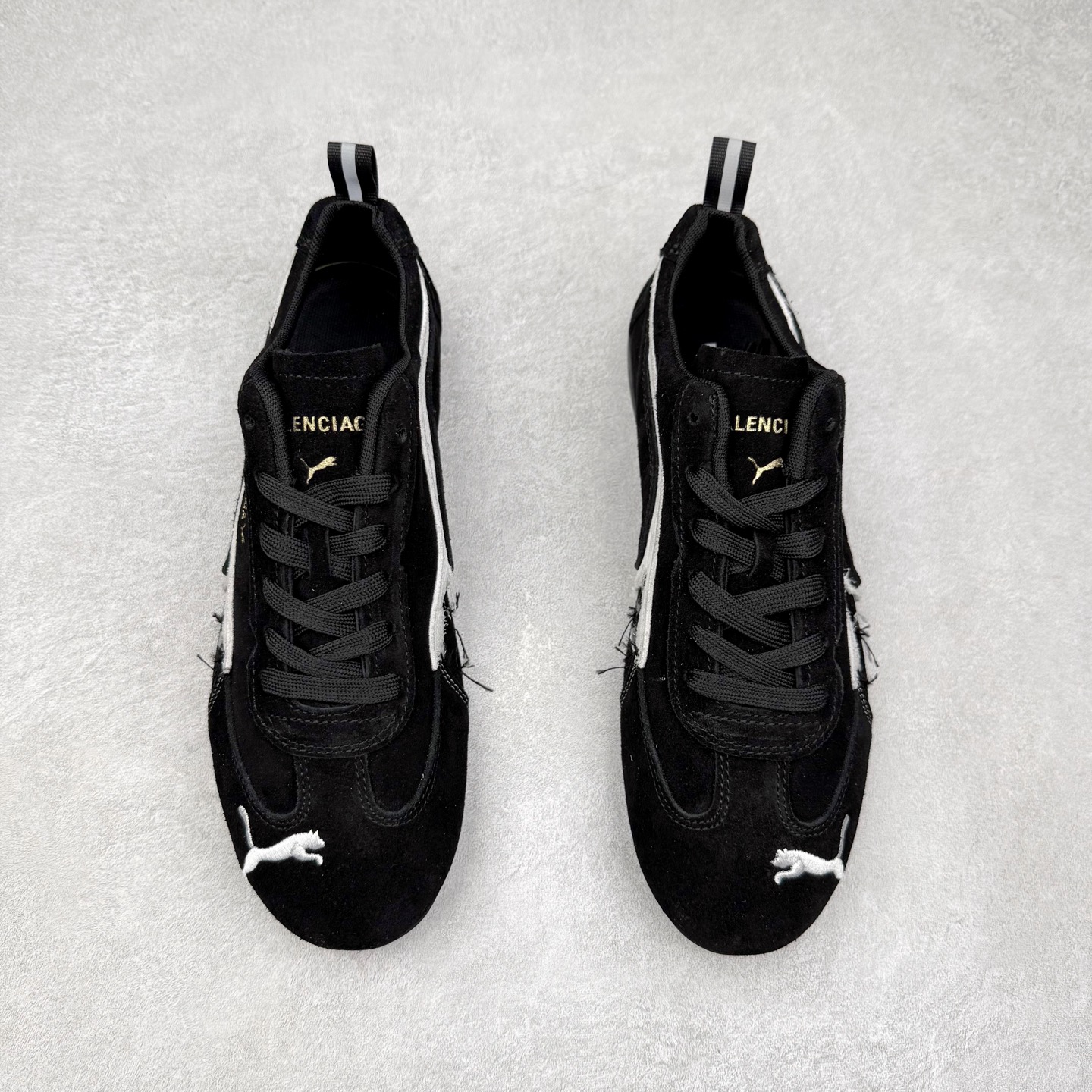 图片[2]-Balenciaga x PUMA/彪马 Speedcat 巴黎世家联名系列薄底鞋牛皮圆头做旧磨损低帮生活休闲鞋 男女同款 选用了近两年人气极高的 “薄底鞋” PUMA Speedcat 为蓝本，带来了多个不同配色的联名鞋款。在色调上继承了这双赛车鞋原本的惯用方案，但鞋身侧面标志性的 PUMA Formstrip 标志则采用了 “破坏做旧” 的手法，这也是 Balenciaga 鞋款极为常见的风格。 将白色的 PUMA Formstrip 撕掉了一大半，这极为 “粗暴” 的处理方式，在街头绝对有着十足的回头率。鞋头的 PUMA Logo 得以保留，烫金的 BALENCIAGA 字样则表明了它的联名身份，后跟则是鞋款的尺码，这也是 Balenciaga 鞋款的家族习惯。实拍调校N版已经零色差零失真 百分百还原实物色彩所见即所得 不存在货不对板色差等低级问题 选购参考实物拍摄 不混卖不参货 只用心做好货严格选品 承诺混一赔十 尺码：36 36.5 37.5 38 38.5 39 40 40.5 41 42 42.5 43 44 44.5 45-选品中心
