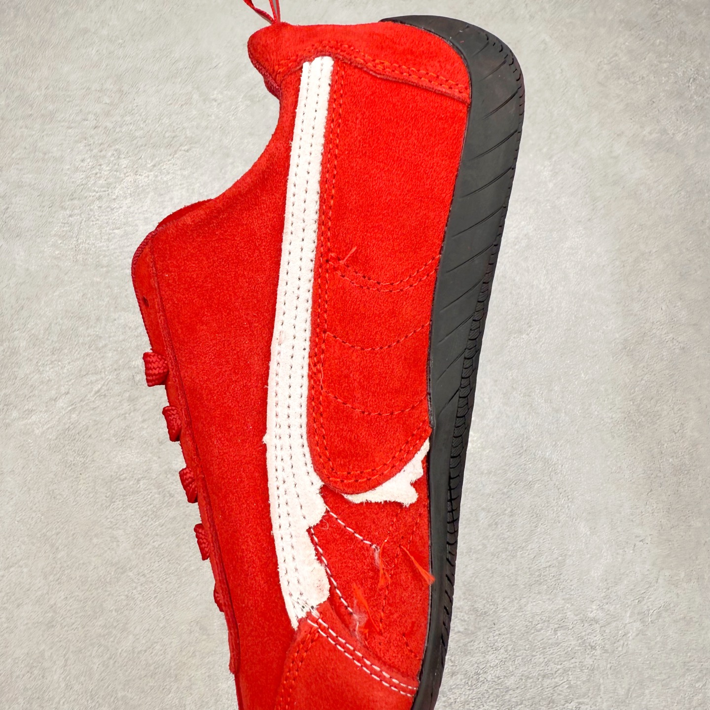 图片[7]-Balenciaga x PUMA/彪马 Speedcat 巴黎世家联名系列薄底鞋牛皮圆头做旧磨损低帮生活休闲鞋 男女同款 选用了近两年人气极高的 “薄底鞋” PUMA Speedcat 为蓝本，带来了多个不同配色的联名鞋款。在色调上继承了这双赛车鞋原本的惯用方案，但鞋身侧面标志性的 PUMA Formstrip 标志则采用了 “破坏做旧” 的手法，这也是 Balenciaga 鞋款极为常见的风格。 将白色的 PUMA Formstrip 撕掉了一大半，这极为 “粗暴” 的处理方式，在街头绝对有着十足的回头率。鞋头的 PUMA Logo 得以保留，烫金的 BALENCIAGA 字样则表明了它的联名身份，后跟则是鞋款的尺码，这也是 Balenciaga 鞋款的家族习惯。实拍调校N版已经零色差零失真 百分百还原实物色彩所见即所得 不存在货不对板色差等低级问题 选购参考实物拍摄 不混卖不参货 只用心做好货严格选品 承诺混一赔十 尺码：36 36.5 37.5 38 38.5 39 40 40.5 41 42 42.5 43 44 44.5 45-选品中心