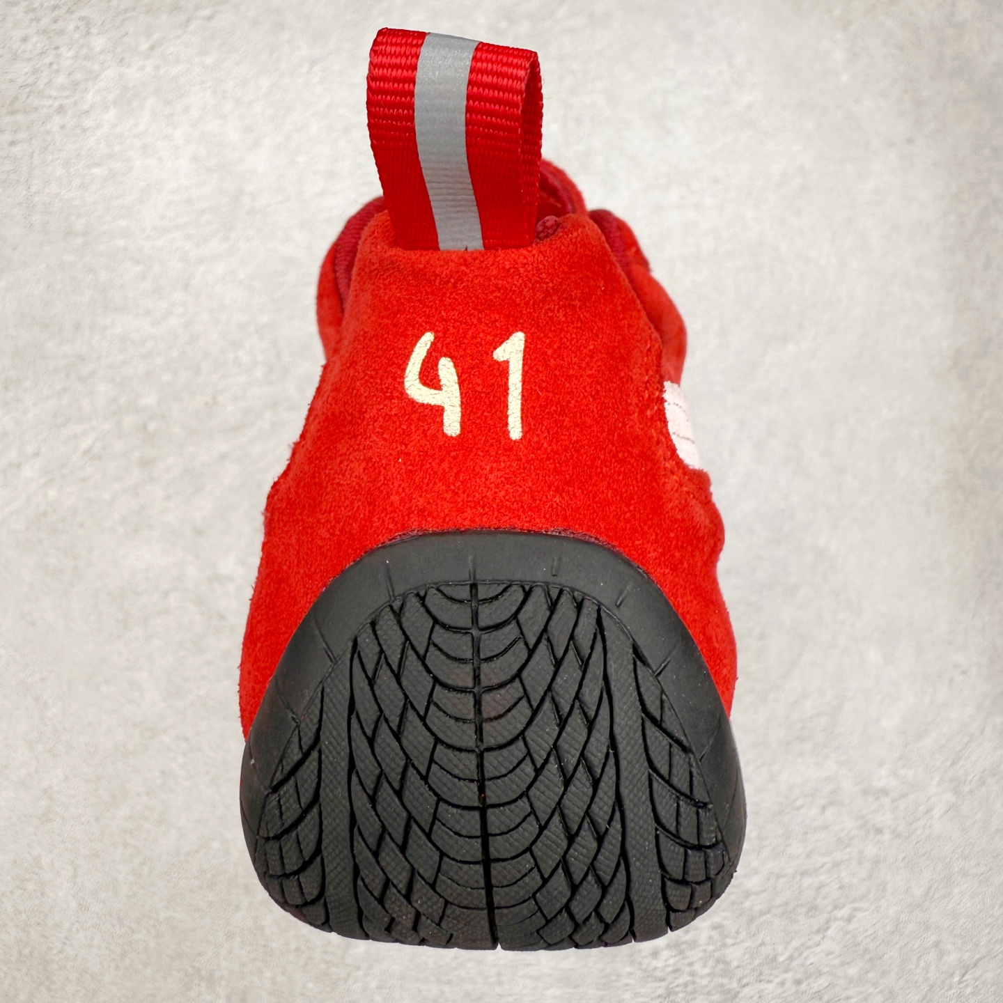 图片[8]-Balenciaga x PUMA/彪马 Speedcat 巴黎世家联名系列薄底鞋牛皮圆头做旧磨损低帮生活休闲鞋 男女同款 选用了近两年人气极高的 “薄底鞋” PUMA Speedcat 为蓝本，带来了多个不同配色的联名鞋款。在色调上继承了这双赛车鞋原本的惯用方案，但鞋身侧面标志性的 PUMA Formstrip 标志则采用了 “破坏做旧” 的手法，这也是 Balenciaga 鞋款极为常见的风格。 将白色的 PUMA Formstrip 撕掉了一大半，这极为 “粗暴” 的处理方式，在街头绝对有着十足的回头率。鞋头的 PUMA Logo 得以保留，烫金的 BALENCIAGA 字样则表明了它的联名身份，后跟则是鞋款的尺码，这也是 Balenciaga 鞋款的家族习惯。实拍调校N版已经零色差零失真 百分百还原实物色彩所见即所得 不存在货不对板色差等低级问题 选购参考实物拍摄 不混卖不参货 只用心做好货严格选品 承诺混一赔十 尺码：36 36.5 37.5 38 38.5 39 40 40.5 41 42 42.5 43 44 44.5 45-选品中心