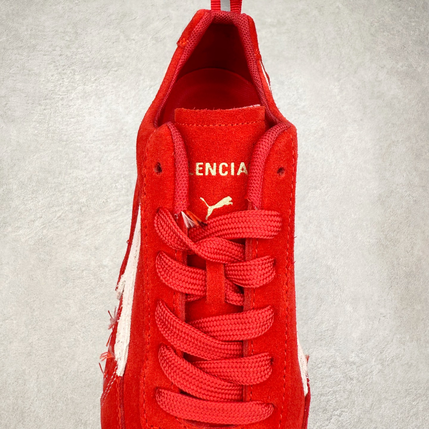 图片[5]-Balenciaga x PUMA/彪马 Speedcat 巴黎世家联名系列薄底鞋牛皮圆头做旧磨损低帮生活休闲鞋 男女同款 选用了近两年人气极高的 “薄底鞋” PUMA Speedcat 为蓝本，带来了多个不同配色的联名鞋款。在色调上继承了这双赛车鞋原本的惯用方案，但鞋身侧面标志性的 PUMA Formstrip 标志则采用了 “破坏做旧” 的手法，这也是 Balenciaga 鞋款极为常见的风格。 将白色的 PUMA Formstrip 撕掉了一大半，这极为 “粗暴” 的处理方式，在街头绝对有着十足的回头率。鞋头的 PUMA Logo 得以保留，烫金的 BALENCIAGA 字样则表明了它的联名身份，后跟则是鞋款的尺码，这也是 Balenciaga 鞋款的家族习惯。实拍调校N版已经零色差零失真 百分百还原实物色彩所见即所得 不存在货不对板色差等低级问题 选购参考实物拍摄 不混卖不参货 只用心做好货严格选品 承诺混一赔十 尺码：36 36.5 37.5 38 38.5 39 40 40.5 41 42 42.5 43 44 44.5 45-选品中心