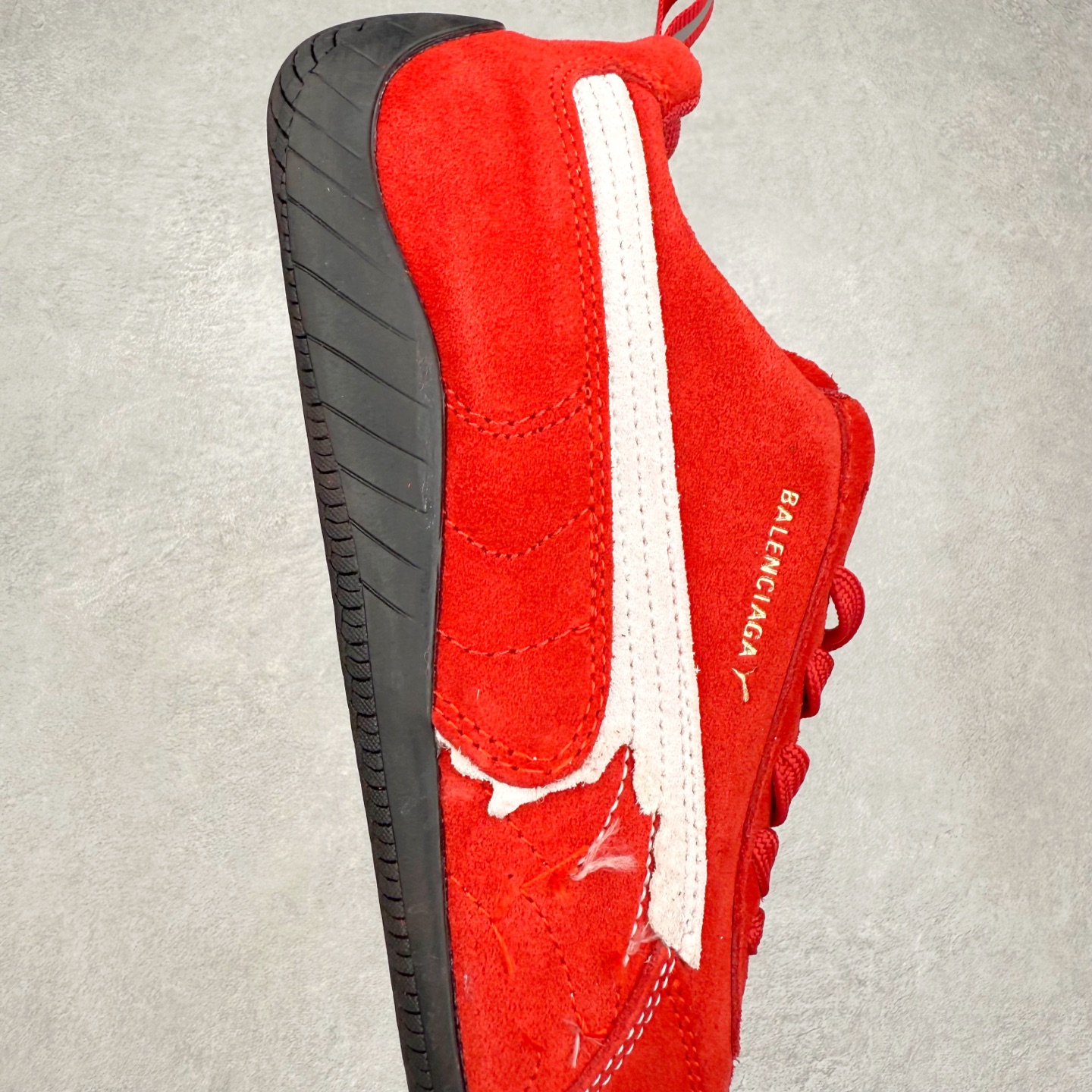 图片[6]-Balenciaga x PUMA/彪马 Speedcat 巴黎世家联名系列薄底鞋牛皮圆头做旧磨损低帮生活休闲鞋 男女同款 选用了近两年人气极高的 “薄底鞋” PUMA Speedcat 为蓝本，带来了多个不同配色的联名鞋款。在色调上继承了这双赛车鞋原本的惯用方案，但鞋身侧面标志性的 PUMA Formstrip 标志则采用了 “破坏做旧” 的手法，这也是 Balenciaga 鞋款极为常见的风格。 将白色的 PUMA Formstrip 撕掉了一大半，这极为 “粗暴” 的处理方式，在街头绝对有着十足的回头率。鞋头的 PUMA Logo 得以保留，烫金的 BALENCIAGA 字样则表明了它的联名身份，后跟则是鞋款的尺码，这也是 Balenciaga 鞋款的家族习惯。实拍调校N版已经零色差零失真 百分百还原实物色彩所见即所得 不存在货不对板色差等低级问题 选购参考实物拍摄 不混卖不参货 只用心做好货严格选品 承诺混一赔十 尺码：36 36.5 37.5 38 38.5 39 40 40.5 41 42 42.5 43 44 44.5 45-选品中心