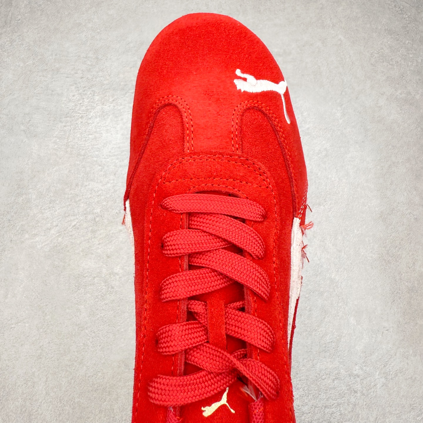 图片[4]-Balenciaga x PUMA/彪马 Speedcat 巴黎世家联名系列薄底鞋牛皮圆头做旧磨损低帮生活休闲鞋 男女同款 选用了近两年人气极高的 “薄底鞋” PUMA Speedcat 为蓝本，带来了多个不同配色的联名鞋款。在色调上继承了这双赛车鞋原本的惯用方案，但鞋身侧面标志性的 PUMA Formstrip 标志则采用了 “破坏做旧” 的手法，这也是 Balenciaga 鞋款极为常见的风格。 将白色的 PUMA Formstrip 撕掉了一大半，这极为 “粗暴” 的处理方式，在街头绝对有着十足的回头率。鞋头的 PUMA Logo 得以保留，烫金的 BALENCIAGA 字样则表明了它的联名身份，后跟则是鞋款的尺码，这也是 Balenciaga 鞋款的家族习惯。实拍调校N版已经零色差零失真 百分百还原实物色彩所见即所得 不存在货不对板色差等低级问题 选购参考实物拍摄 不混卖不参货 只用心做好货严格选品 承诺混一赔十 尺码：36 36.5 37.5 38 38.5 39 40 40.5 41 42 42.5 43 44 44.5 45-选品中心