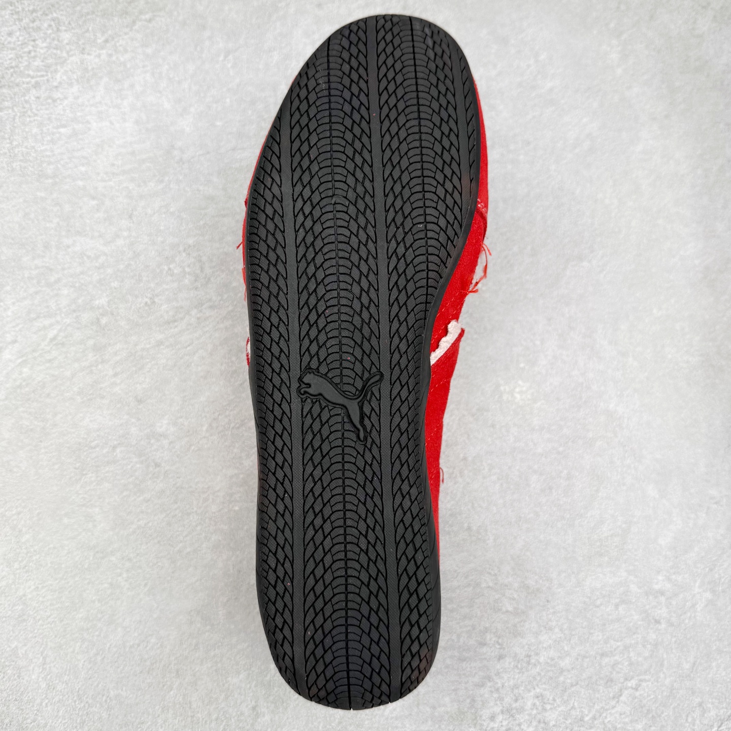 图片[9]-Balenciaga x PUMA/彪马 Speedcat 巴黎世家联名系列薄底鞋牛皮圆头做旧磨损低帮生活休闲鞋 男女同款 选用了近两年人气极高的 “薄底鞋” PUMA Speedcat 为蓝本，带来了多个不同配色的联名鞋款。在色调上继承了这双赛车鞋原本的惯用方案，但鞋身侧面标志性的 PUMA Formstrip 标志则采用了 “破坏做旧” 的手法，这也是 Balenciaga 鞋款极为常见的风格。 将白色的 PUMA Formstrip 撕掉了一大半，这极为 “粗暴” 的处理方式，在街头绝对有着十足的回头率。鞋头的 PUMA Logo 得以保留，烫金的 BALENCIAGA 字样则表明了它的联名身份，后跟则是鞋款的尺码，这也是 Balenciaga 鞋款的家族习惯。实拍调校N版已经零色差零失真 百分百还原实物色彩所见即所得 不存在货不对板色差等低级问题 选购参考实物拍摄 不混卖不参货 只用心做好货严格选品 承诺混一赔十 尺码：36 36.5 37.5 38 38.5 39 40 40.5 41 42 42.5 43 44 44.5 45-选品中心