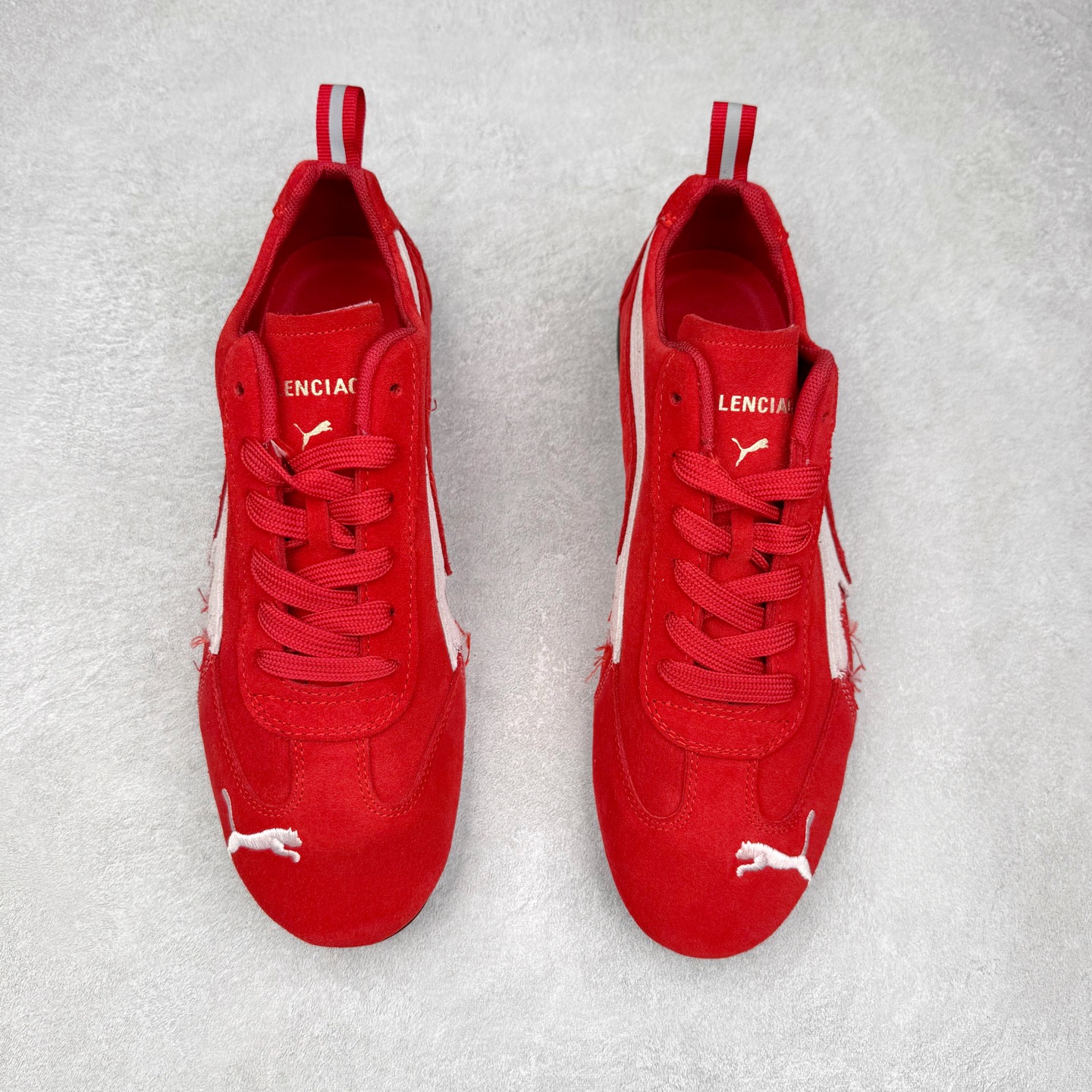 图片[2]-Balenciaga x PUMA/彪马 Speedcat 巴黎世家联名系列薄底鞋牛皮圆头做旧磨损低帮生活休闲鞋 男女同款 选用了近两年人气极高的 “薄底鞋” PUMA Speedcat 为蓝本，带来了多个不同配色的联名鞋款。在色调上继承了这双赛车鞋原本的惯用方案，但鞋身侧面标志性的 PUMA Formstrip 标志则采用了 “破坏做旧” 的手法，这也是 Balenciaga 鞋款极为常见的风格。 将白色的 PUMA Formstrip 撕掉了一大半，这极为 “粗暴” 的处理方式，在街头绝对有着十足的回头率。鞋头的 PUMA Logo 得以保留，烫金的 BALENCIAGA 字样则表明了它的联名身份，后跟则是鞋款的尺码，这也是 Balenciaga 鞋款的家族习惯。实拍调校N版已经零色差零失真 百分百还原实物色彩所见即所得 不存在货不对板色差等低级问题 选购参考实物拍摄 不混卖不参货 只用心做好货严格选品 承诺混一赔十 尺码：36 36.5 37.5 38 38.5 39 40 40.5 41 42 42.5 43 44 44.5 45-选品中心