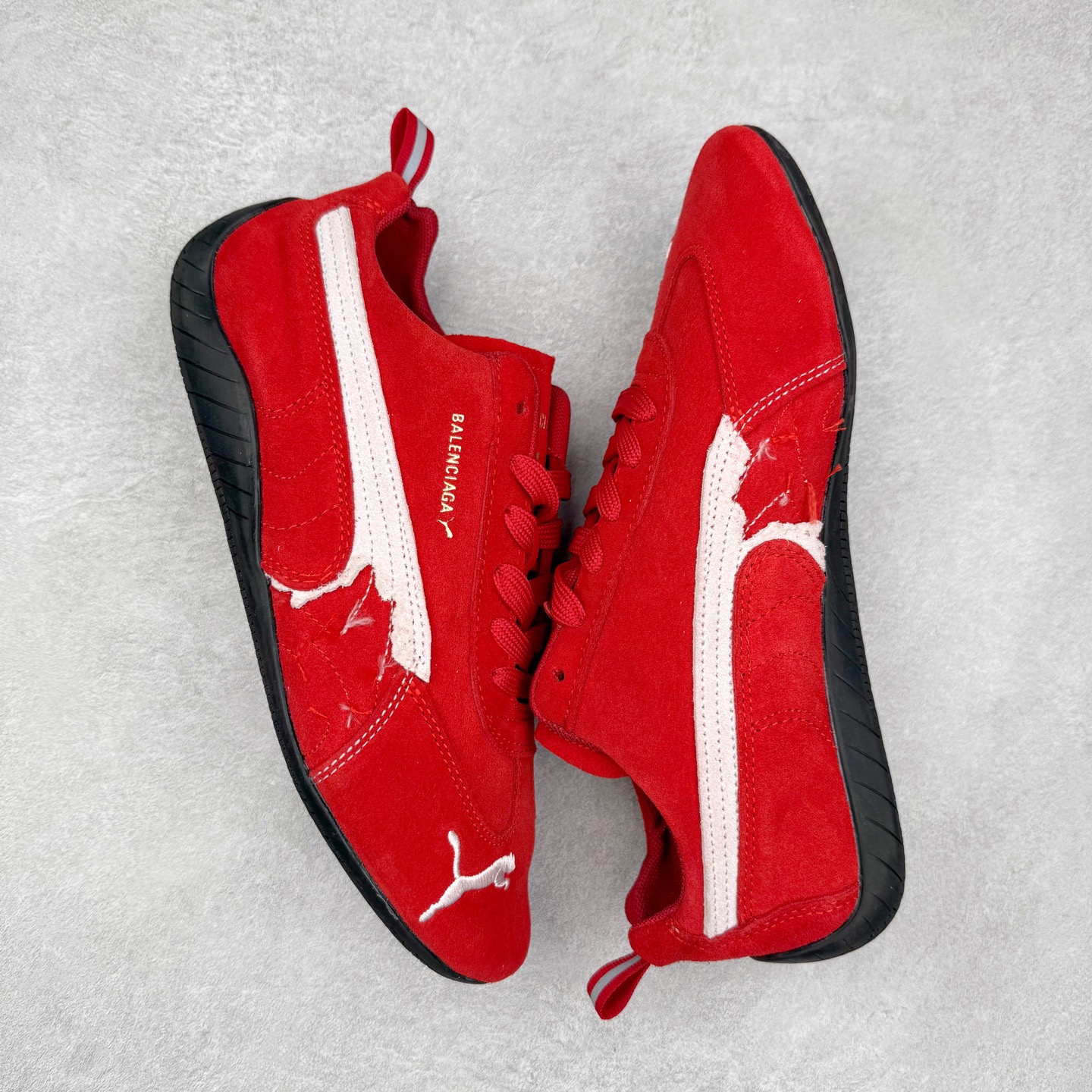 图片[3]-Balenciaga x PUMA/彪马 Speedcat 巴黎世家联名系列薄底鞋牛皮圆头做旧磨损低帮生活休闲鞋 男女同款 选用了近两年人气极高的 “薄底鞋” PUMA Speedcat 为蓝本，带来了多个不同配色的联名鞋款。在色调上继承了这双赛车鞋原本的惯用方案，但鞋身侧面标志性的 PUMA Formstrip 标志则采用了 “破坏做旧” 的手法，这也是 Balenciaga 鞋款极为常见的风格。 将白色的 PUMA Formstrip 撕掉了一大半，这极为 “粗暴” 的处理方式，在街头绝对有着十足的回头率。鞋头的 PUMA Logo 得以保留，烫金的 BALENCIAGA 字样则表明了它的联名身份，后跟则是鞋款的尺码，这也是 Balenciaga 鞋款的家族习惯。实拍调校N版已经零色差零失真 百分百还原实物色彩所见即所得 不存在货不对板色差等低级问题 选购参考实物拍摄 不混卖不参货 只用心做好货严格选品 承诺混一赔十 尺码：36 36.5 37.5 38 38.5 39 40 40.5 41 42 42.5 43 44 44.5 45-选品中心