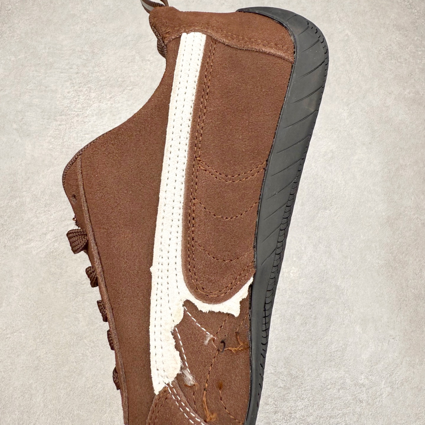 图片[7]-Balenciaga x PUMA/彪马 Speedcat 巴黎世家联名系列薄底鞋牛皮圆头做旧磨损低帮生活休闲鞋 男女同款 选用了近两年人气极高的 “薄底鞋” PUMA Speedcat 为蓝本，带来了多个不同配色的联名鞋款。在色调上继承了这双赛车鞋原本的惯用方案，但鞋身侧面标志性的 PUMA Formstrip 标志则采用了 “破坏做旧” 的手法，这也是 Balenciaga 鞋款极为常见的风格。 将白色的 PUMA Formstrip 撕掉了一大半，这极为 “粗暴” 的处理方式，在街头绝对有着十足的回头率。鞋头的 PUMA Logo 得以保留，烫金的 BALENCIAGA 字样则表明了它的联名身份，后跟则是鞋款的尺码，这也是 Balenciaga 鞋款的家族习惯。实拍调校N版已经零色差零失真 百分百还原实物色彩所见即所得 不存在货不对板色差等低级问题 选购参考实物拍摄 不混卖不参货 只用心做好货严格选品 承诺混一赔十 尺码：36 36.5 37.5 38 38.5 39 40 40.5 41 42 42.5 43 44 44.5 45-选品中心