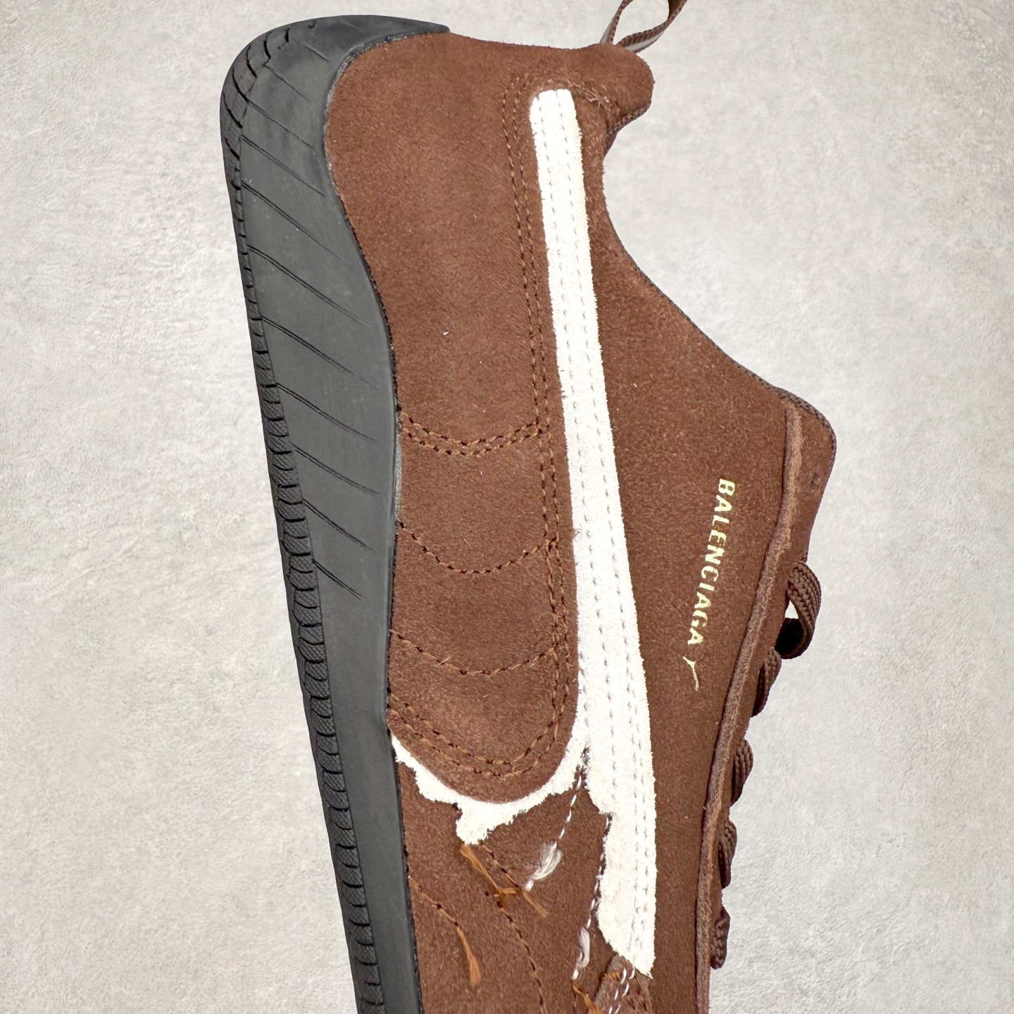 图片[6]-Balenciaga x PUMA/彪马 Speedcat 巴黎世家联名系列薄底鞋牛皮圆头做旧磨损低帮生活休闲鞋 男女同款 选用了近两年人气极高的 “薄底鞋” PUMA Speedcat 为蓝本，带来了多个不同配色的联名鞋款。在色调上继承了这双赛车鞋原本的惯用方案，但鞋身侧面标志性的 PUMA Formstrip 标志则采用了 “破坏做旧” 的手法，这也是 Balenciaga 鞋款极为常见的风格。 将白色的 PUMA Formstrip 撕掉了一大半，这极为 “粗暴” 的处理方式，在街头绝对有着十足的回头率。鞋头的 PUMA Logo 得以保留，烫金的 BALENCIAGA 字样则表明了它的联名身份，后跟则是鞋款的尺码，这也是 Balenciaga 鞋款的家族习惯。实拍调校N版已经零色差零失真 百分百还原实物色彩所见即所得 不存在货不对板色差等低级问题 选购参考实物拍摄 不混卖不参货 只用心做好货严格选品 承诺混一赔十 尺码：36 36.5 37.5 38 38.5 39 40 40.5 41 42 42.5 43 44 44.5 45-选品中心