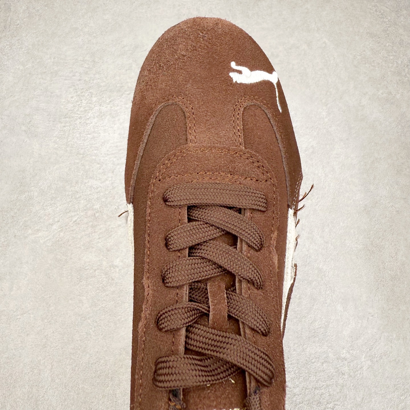 图片[4]-Balenciaga x PUMA/彪马 Speedcat 巴黎世家联名系列薄底鞋牛皮圆头做旧磨损低帮生活休闲鞋 男女同款 选用了近两年人气极高的 “薄底鞋” PUMA Speedcat 为蓝本，带来了多个不同配色的联名鞋款。在色调上继承了这双赛车鞋原本的惯用方案，但鞋身侧面标志性的 PUMA Formstrip 标志则采用了 “破坏做旧” 的手法，这也是 Balenciaga 鞋款极为常见的风格。 将白色的 PUMA Formstrip 撕掉了一大半，这极为 “粗暴” 的处理方式，在街头绝对有着十足的回头率。鞋头的 PUMA Logo 得以保留，烫金的 BALENCIAGA 字样则表明了它的联名身份，后跟则是鞋款的尺码，这也是 Balenciaga 鞋款的家族习惯。实拍调校N版已经零色差零失真 百分百还原实物色彩所见即所得 不存在货不对板色差等低级问题 选购参考实物拍摄 不混卖不参货 只用心做好货严格选品 承诺混一赔十 尺码：36 36.5 37.5 38 38.5 39 40 40.5 41 42 42.5 43 44 44.5 45-选品中心