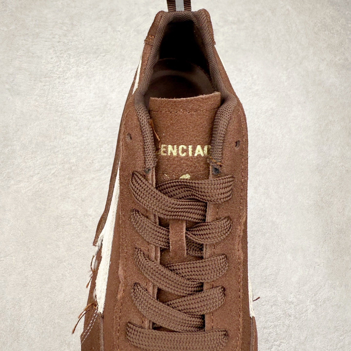 图片[5]-Balenciaga x PUMA/彪马 Speedcat 巴黎世家联名系列薄底鞋牛皮圆头做旧磨损低帮生活休闲鞋 男女同款 选用了近两年人气极高的 “薄底鞋” PUMA Speedcat 为蓝本，带来了多个不同配色的联名鞋款。在色调上继承了这双赛车鞋原本的惯用方案，但鞋身侧面标志性的 PUMA Formstrip 标志则采用了 “破坏做旧” 的手法，这也是 Balenciaga 鞋款极为常见的风格。 将白色的 PUMA Formstrip 撕掉了一大半，这极为 “粗暴” 的处理方式，在街头绝对有着十足的回头率。鞋头的 PUMA Logo 得以保留，烫金的 BALENCIAGA 字样则表明了它的联名身份，后跟则是鞋款的尺码，这也是 Balenciaga 鞋款的家族习惯。实拍调校N版已经零色差零失真 百分百还原实物色彩所见即所得 不存在货不对板色差等低级问题 选购参考实物拍摄 不混卖不参货 只用心做好货严格选品 承诺混一赔十 尺码：36 36.5 37.5 38 38.5 39 40 40.5 41 42 42.5 43 44 44.5 45-选品中心