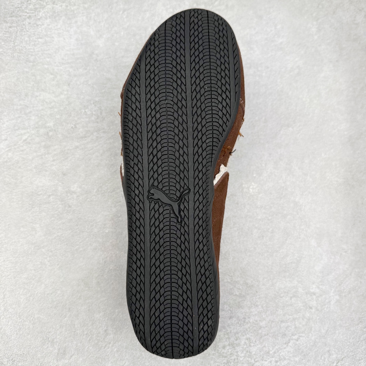 图片[9]-Balenciaga x PUMA/彪马 Speedcat 巴黎世家联名系列薄底鞋牛皮圆头做旧磨损低帮生活休闲鞋 男女同款 选用了近两年人气极高的 “薄底鞋” PUMA Speedcat 为蓝本，带来了多个不同配色的联名鞋款。在色调上继承了这双赛车鞋原本的惯用方案，但鞋身侧面标志性的 PUMA Formstrip 标志则采用了 “破坏做旧” 的手法，这也是 Balenciaga 鞋款极为常见的风格。 将白色的 PUMA Formstrip 撕掉了一大半，这极为 “粗暴” 的处理方式，在街头绝对有着十足的回头率。鞋头的 PUMA Logo 得以保留，烫金的 BALENCIAGA 字样则表明了它的联名身份，后跟则是鞋款的尺码，这也是 Balenciaga 鞋款的家族习惯。实拍调校N版已经零色差零失真 百分百还原实物色彩所见即所得 不存在货不对板色差等低级问题 选购参考实物拍摄 不混卖不参货 只用心做好货严格选品 承诺混一赔十 尺码：36 36.5 37.5 38 38.5 39 40 40.5 41 42 42.5 43 44 44.5 45-选品中心