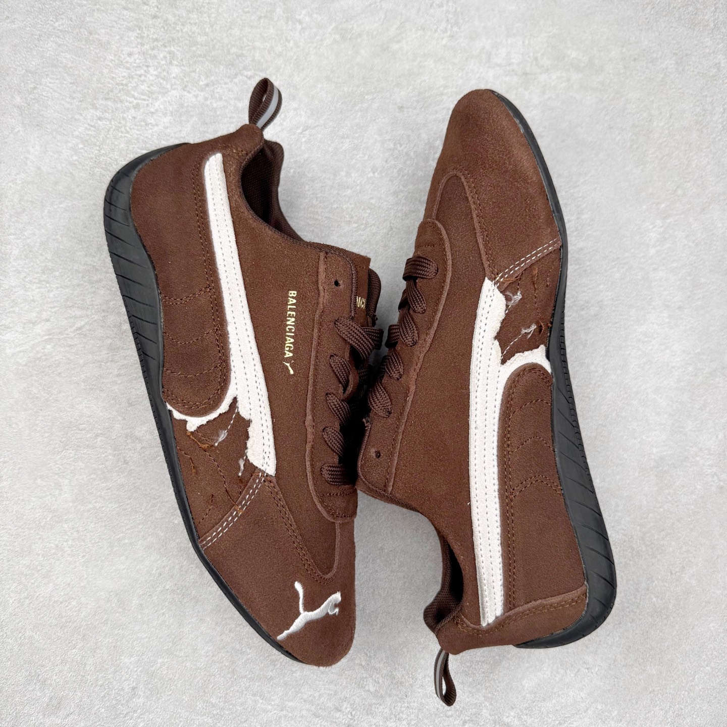 图片[3]-Balenciaga x PUMA/彪马 Speedcat 巴黎世家联名系列薄底鞋牛皮圆头做旧磨损低帮生活休闲鞋 男女同款 选用了近两年人气极高的 “薄底鞋” PUMA Speedcat 为蓝本，带来了多个不同配色的联名鞋款。在色调上继承了这双赛车鞋原本的惯用方案，但鞋身侧面标志性的 PUMA Formstrip 标志则采用了 “破坏做旧” 的手法，这也是 Balenciaga 鞋款极为常见的风格。 将白色的 PUMA Formstrip 撕掉了一大半，这极为 “粗暴” 的处理方式，在街头绝对有着十足的回头率。鞋头的 PUMA Logo 得以保留，烫金的 BALENCIAGA 字样则表明了它的联名身份，后跟则是鞋款的尺码，这也是 Balenciaga 鞋款的家族习惯。实拍调校N版已经零色差零失真 百分百还原实物色彩所见即所得 不存在货不对板色差等低级问题 选购参考实物拍摄 不混卖不参货 只用心做好货严格选品 承诺混一赔十 尺码：36 36.5 37.5 38 38.5 39 40 40.5 41 42 42.5 43 44 44.5 45-选品中心