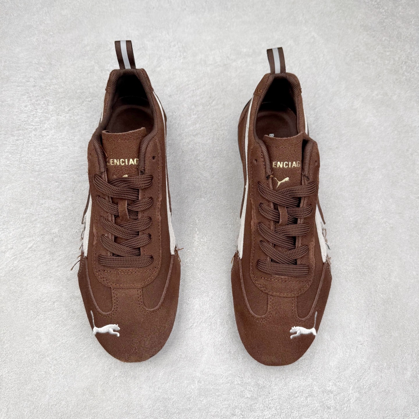 图片[2]-Balenciaga x PUMA/彪马 Speedcat 巴黎世家联名系列薄底鞋牛皮圆头做旧磨损低帮生活休闲鞋 男女同款 选用了近两年人气极高的 “薄底鞋” PUMA Speedcat 为蓝本，带来了多个不同配色的联名鞋款。在色调上继承了这双赛车鞋原本的惯用方案，但鞋身侧面标志性的 PUMA Formstrip 标志则采用了 “破坏做旧” 的手法，这也是 Balenciaga 鞋款极为常见的风格。 将白色的 PUMA Formstrip 撕掉了一大半，这极为 “粗暴” 的处理方式，在街头绝对有着十足的回头率。鞋头的 PUMA Logo 得以保留，烫金的 BALENCIAGA 字样则表明了它的联名身份，后跟则是鞋款的尺码，这也是 Balenciaga 鞋款的家族习惯。实拍调校N版已经零色差零失真 百分百还原实物色彩所见即所得 不存在货不对板色差等低级问题 选购参考实物拍摄 不混卖不参货 只用心做好货严格选品 承诺混一赔十 尺码：36 36.5 37.5 38 38.5 39 40 40.5 41 42 42.5 43 44 44.5 45-选品中心