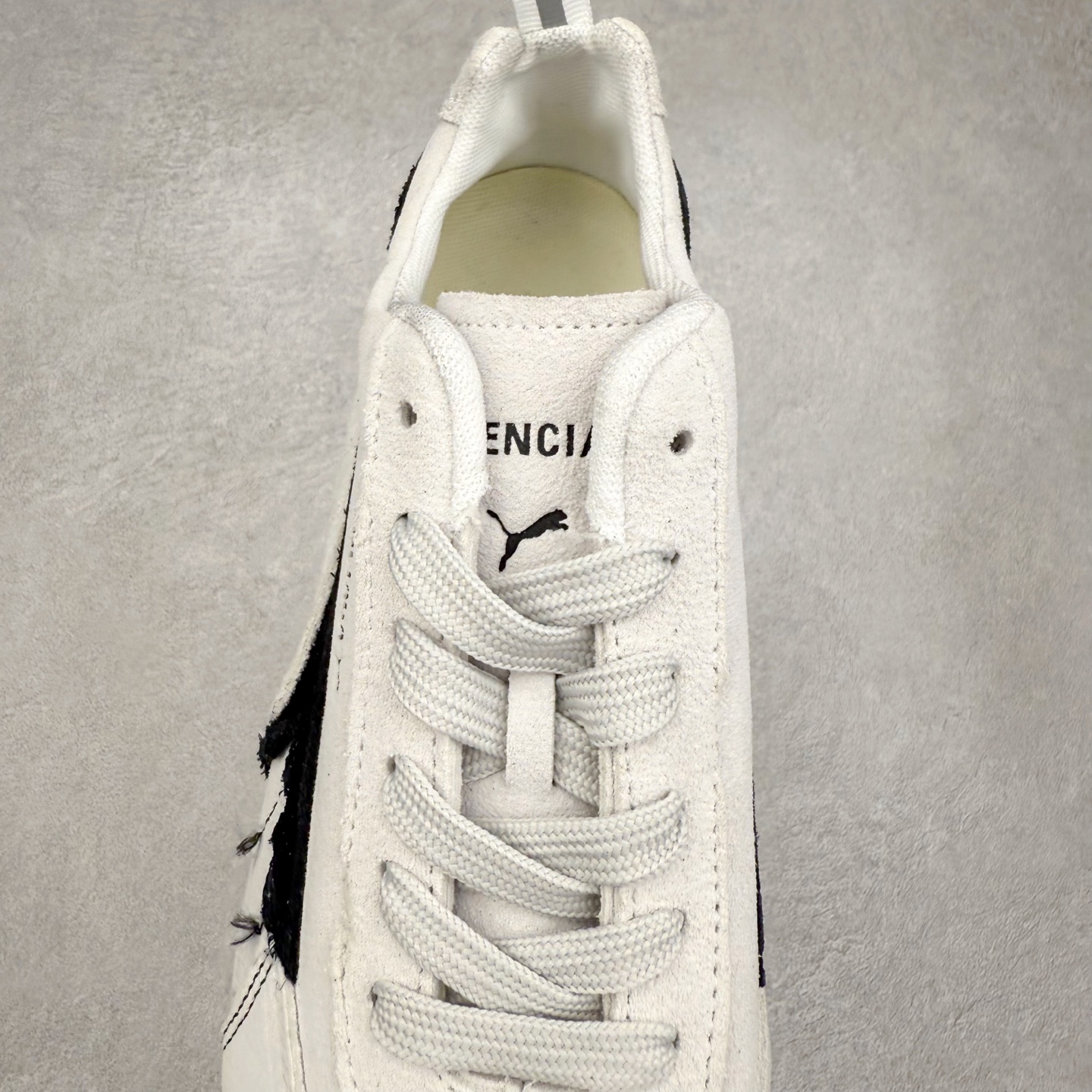 图片[5]-Balenciaga x PUMA/彪马 Speedcat 巴黎世家联名系列薄底鞋牛皮圆头做旧磨损低帮生活休闲鞋 男女同款 选用了近两年人气极高的 “薄底鞋” PUMA Speedcat 为蓝本，带来了多个不同配色的联名鞋款。在色调上继承了这双赛车鞋原本的惯用方案，但鞋身侧面标志性的 PUMA Formstrip 标志则采用了 “破坏做旧” 的手法，这也是 Balenciaga 鞋款极为常见的风格。 将白色的 PUMA Formstrip 撕掉了一大半，这极为 “粗暴” 的处理方式，在街头绝对有着十足的回头率。鞋头的 PUMA Logo 得以保留，烫金的 BALENCIAGA 字样则表明了它的联名身份，后跟则是鞋款的尺码，这也是 Balenciaga 鞋款的家族习惯。实拍调校N版已经零色差零失真 百分百还原实物色彩所见即所得 不存在货不对板色差等低级问题 选购参考实物拍摄 不混卖不参货 只用心做好货严格选品 承诺混一赔十 尺码：36 36.5 37.5 38 38.5 39 40 40.5 41 42 42.5 43 44 44.5 45-选品中心