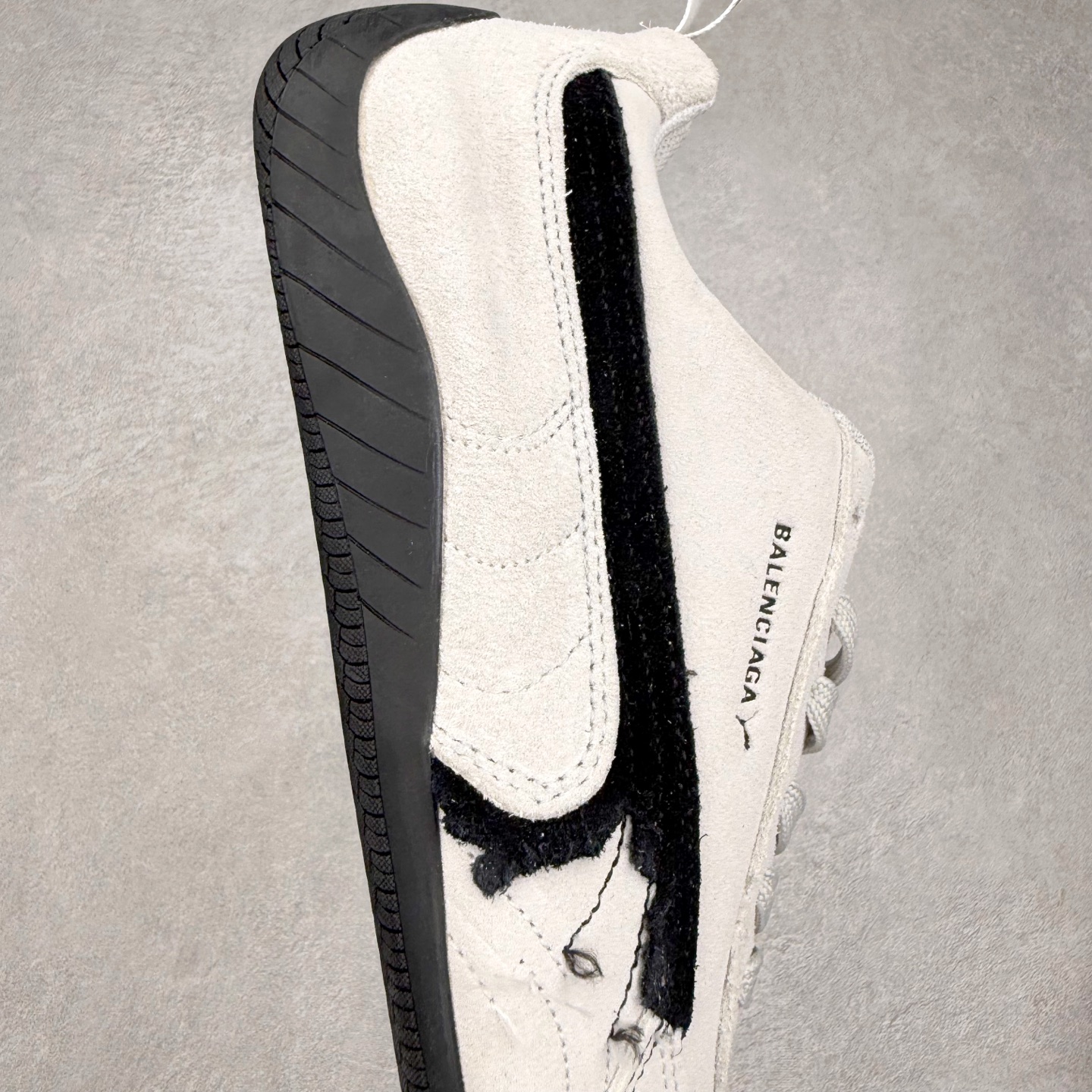 图片[6]-Balenciaga x PUMA/彪马 Speedcat 巴黎世家联名系列薄底鞋牛皮圆头做旧磨损低帮生活休闲鞋 男女同款 选用了近两年人气极高的 “薄底鞋” PUMA Speedcat 为蓝本，带来了多个不同配色的联名鞋款。在色调上继承了这双赛车鞋原本的惯用方案，但鞋身侧面标志性的 PUMA Formstrip 标志则采用了 “破坏做旧” 的手法，这也是 Balenciaga 鞋款极为常见的风格。 将白色的 PUMA Formstrip 撕掉了一大半，这极为 “粗暴” 的处理方式，在街头绝对有着十足的回头率。鞋头的 PUMA Logo 得以保留，烫金的 BALENCIAGA 字样则表明了它的联名身份，后跟则是鞋款的尺码，这也是 Balenciaga 鞋款的家族习惯。实拍调校N版已经零色差零失真 百分百还原实物色彩所见即所得 不存在货不对板色差等低级问题 选购参考实物拍摄 不混卖不参货 只用心做好货严格选品 承诺混一赔十 尺码：36 36.5 37.5 38 38.5 39 40 40.5 41 42 42.5 43 44 44.5 45-选品中心