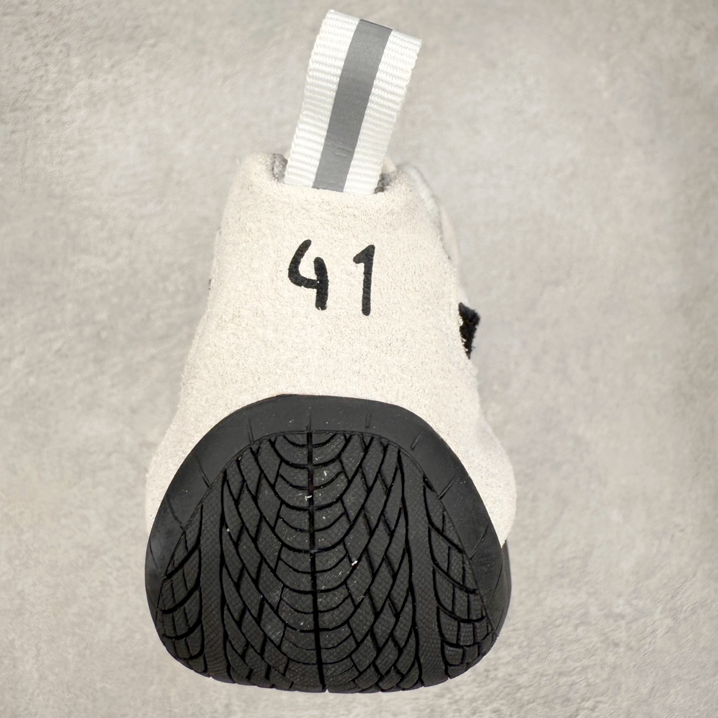 图片[8]-Balenciaga x PUMA/彪马 Speedcat 巴黎世家联名系列薄底鞋牛皮圆头做旧磨损低帮生活休闲鞋 男女同款 选用了近两年人气极高的 “薄底鞋” PUMA Speedcat 为蓝本，带来了多个不同配色的联名鞋款。在色调上继承了这双赛车鞋原本的惯用方案，但鞋身侧面标志性的 PUMA Formstrip 标志则采用了 “破坏做旧” 的手法，这也是 Balenciaga 鞋款极为常见的风格。 将白色的 PUMA Formstrip 撕掉了一大半，这极为 “粗暴” 的处理方式，在街头绝对有着十足的回头率。鞋头的 PUMA Logo 得以保留，烫金的 BALENCIAGA 字样则表明了它的联名身份，后跟则是鞋款的尺码，这也是 Balenciaga 鞋款的家族习惯。实拍调校N版已经零色差零失真 百分百还原实物色彩所见即所得 不存在货不对板色差等低级问题 选购参考实物拍摄 不混卖不参货 只用心做好货严格选品 承诺混一赔十 尺码：36 36.5 37.5 38 38.5 39 40 40.5 41 42 42.5 43 44 44.5 45-选品中心