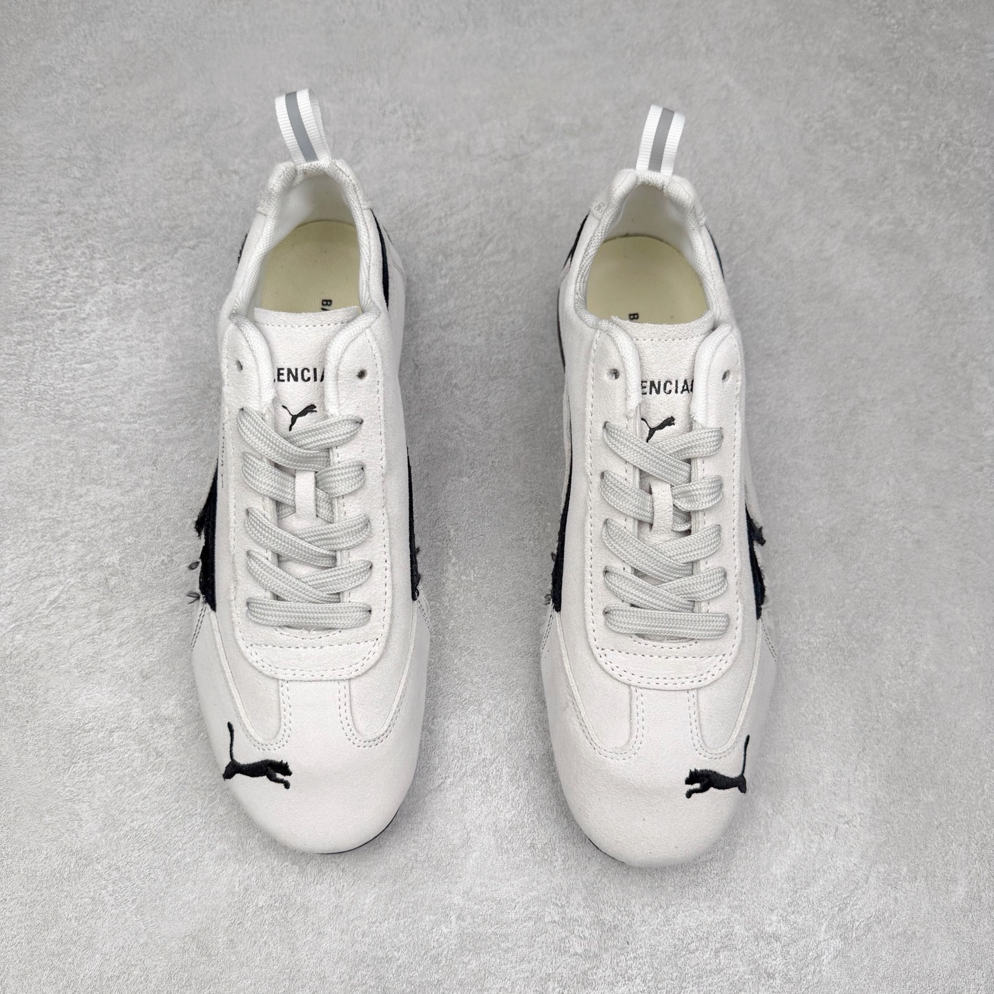 图片[2]-Balenciaga x PUMA/彪马 Speedcat 巴黎世家联名系列薄底鞋牛皮圆头做旧磨损低帮生活休闲鞋 男女同款 选用了近两年人气极高的 “薄底鞋” PUMA Speedcat 为蓝本，带来了多个不同配色的联名鞋款。在色调上继承了这双赛车鞋原本的惯用方案，但鞋身侧面标志性的 PUMA Formstrip 标志则采用了 “破坏做旧” 的手法，这也是 Balenciaga 鞋款极为常见的风格。 将白色的 PUMA Formstrip 撕掉了一大半，这极为 “粗暴” 的处理方式，在街头绝对有着十足的回头率。鞋头的 PUMA Logo 得以保留，烫金的 BALENCIAGA 字样则表明了它的联名身份，后跟则是鞋款的尺码，这也是 Balenciaga 鞋款的家族习惯。实拍调校N版已经零色差零失真 百分百还原实物色彩所见即所得 不存在货不对板色差等低级问题 选购参考实物拍摄 不混卖不参货 只用心做好货严格选品 承诺混一赔十 尺码：36 36.5 37.5 38 38.5 39 40 40.5 41 42 42.5 43 44 44.5 45-选品中心