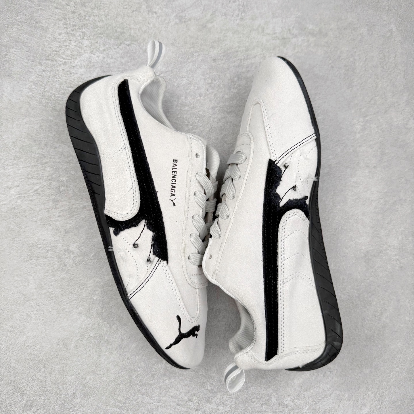 图片[3]-Balenciaga x PUMA/彪马 Speedcat 巴黎世家联名系列薄底鞋牛皮圆头做旧磨损低帮生活休闲鞋 男女同款 选用了近两年人气极高的 “薄底鞋” PUMA Speedcat 为蓝本，带来了多个不同配色的联名鞋款。在色调上继承了这双赛车鞋原本的惯用方案，但鞋身侧面标志性的 PUMA Formstrip 标志则采用了 “破坏做旧” 的手法，这也是 Balenciaga 鞋款极为常见的风格。 将白色的 PUMA Formstrip 撕掉了一大半，这极为 “粗暴” 的处理方式，在街头绝对有着十足的回头率。鞋头的 PUMA Logo 得以保留，烫金的 BALENCIAGA 字样则表明了它的联名身份，后跟则是鞋款的尺码，这也是 Balenciaga 鞋款的家族习惯。实拍调校N版已经零色差零失真 百分百还原实物色彩所见即所得 不存在货不对板色差等低级问题 选购参考实物拍摄 不混卖不参货 只用心做好货严格选品 承诺混一赔十 尺码：36 36.5 37.5 38 38.5 39 40 40.5 41 42 42.5 43 44 44.5 45-选品中心