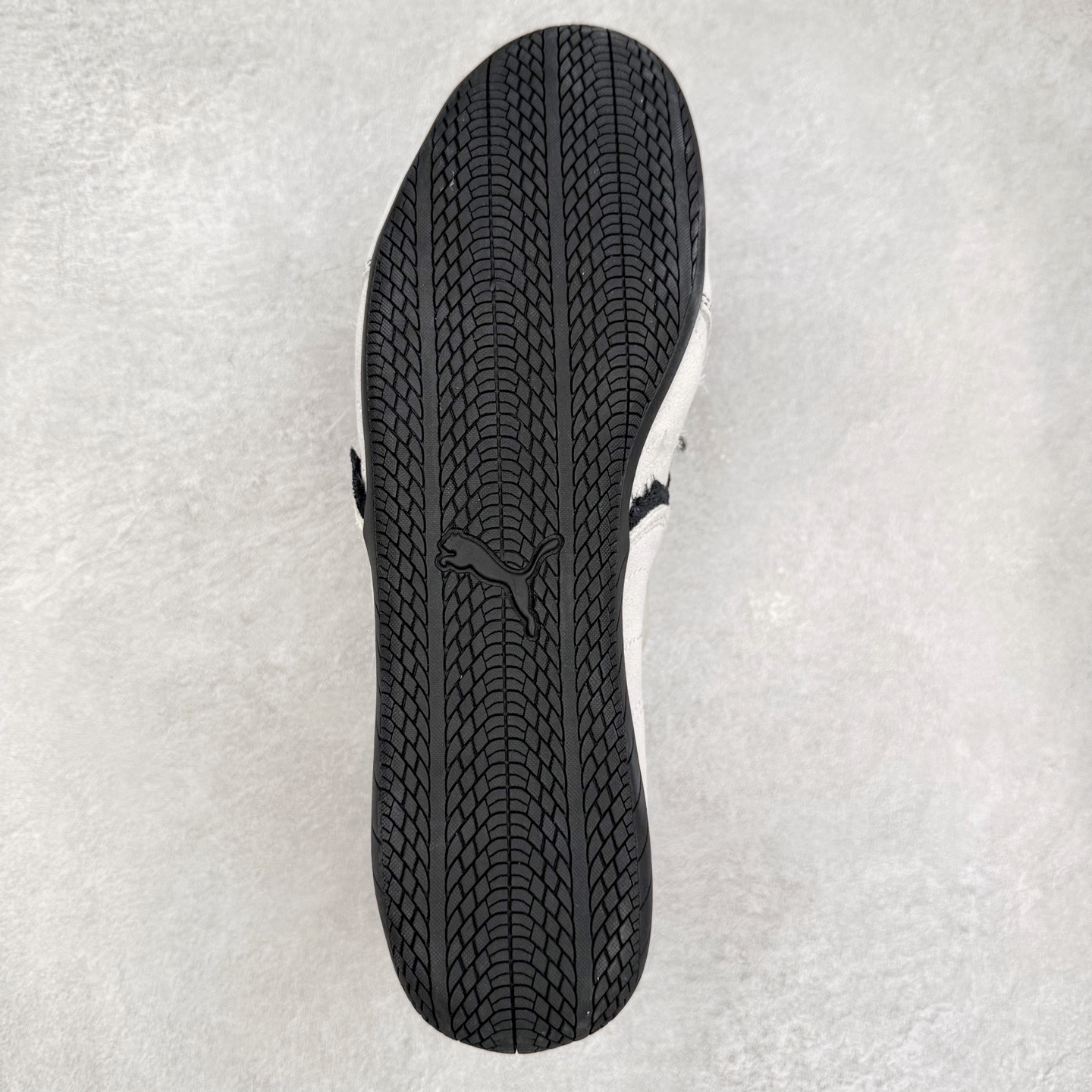 图片[9]-Balenciaga x PUMA/彪马 Speedcat 巴黎世家联名系列薄底鞋牛皮圆头做旧磨损低帮生活休闲鞋 男女同款 选用了近两年人气极高的 “薄底鞋” PUMA Speedcat 为蓝本，带来了多个不同配色的联名鞋款。在色调上继承了这双赛车鞋原本的惯用方案，但鞋身侧面标志性的 PUMA Formstrip 标志则采用了 “破坏做旧” 的手法，这也是 Balenciaga 鞋款极为常见的风格。 将白色的 PUMA Formstrip 撕掉了一大半，这极为 “粗暴” 的处理方式，在街头绝对有着十足的回头率。鞋头的 PUMA Logo 得以保留，烫金的 BALENCIAGA 字样则表明了它的联名身份，后跟则是鞋款的尺码，这也是 Balenciaga 鞋款的家族习惯。实拍调校N版已经零色差零失真 百分百还原实物色彩所见即所得 不存在货不对板色差等低级问题 选购参考实物拍摄 不混卖不参货 只用心做好货严格选品 承诺混一赔十 尺码：36 36.5 37.5 38 38.5 39 40 40.5 41 42 42.5 43 44 44.5 45-选品中心