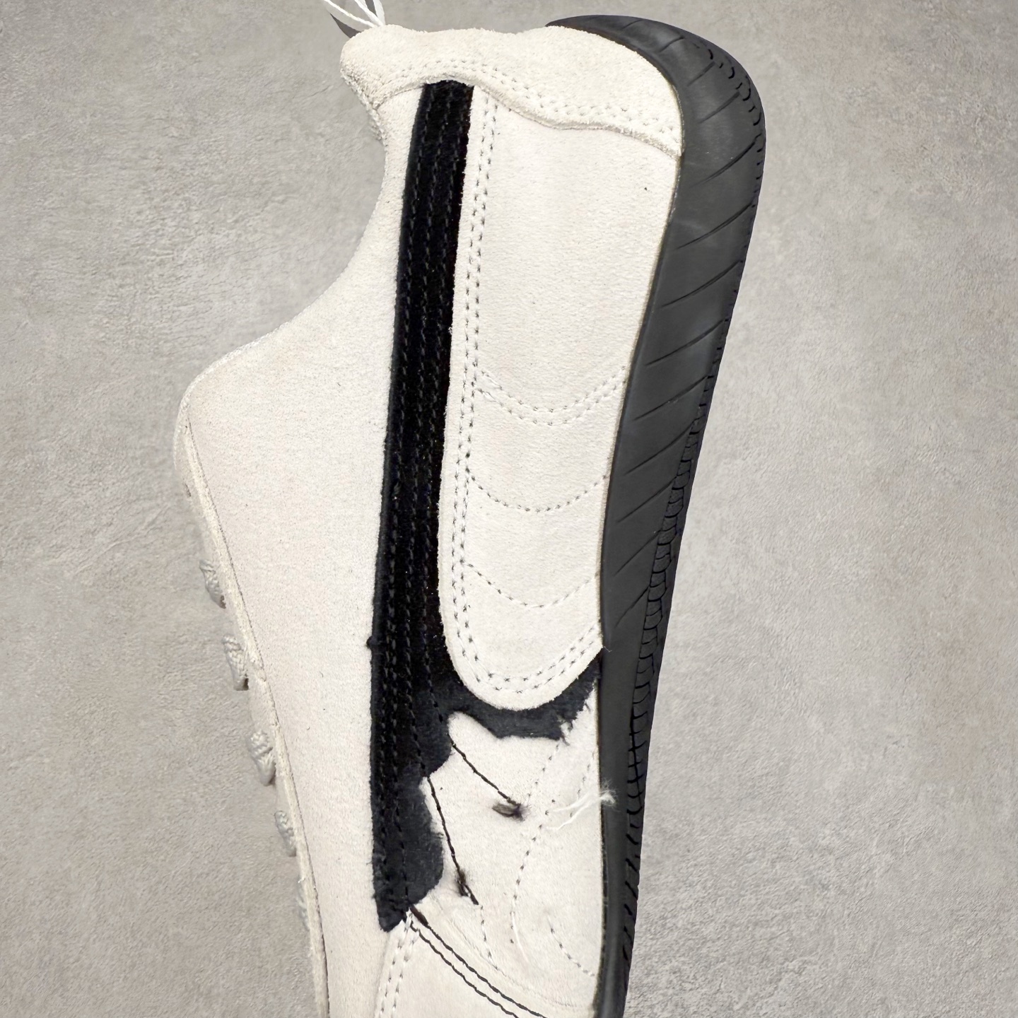 图片[7]-Balenciaga x PUMA/彪马 Speedcat 巴黎世家联名系列薄底鞋牛皮圆头做旧磨损低帮生活休闲鞋 男女同款 选用了近两年人气极高的 “薄底鞋” PUMA Speedcat 为蓝本，带来了多个不同配色的联名鞋款。在色调上继承了这双赛车鞋原本的惯用方案，但鞋身侧面标志性的 PUMA Formstrip 标志则采用了 “破坏做旧” 的手法，这也是 Balenciaga 鞋款极为常见的风格。 将白色的 PUMA Formstrip 撕掉了一大半，这极为 “粗暴” 的处理方式，在街头绝对有着十足的回头率。鞋头的 PUMA Logo 得以保留，烫金的 BALENCIAGA 字样则表明了它的联名身份，后跟则是鞋款的尺码，这也是 Balenciaga 鞋款的家族习惯。实拍调校N版已经零色差零失真 百分百还原实物色彩所见即所得 不存在货不对板色差等低级问题 选购参考实物拍摄 不混卖不参货 只用心做好货严格选品 承诺混一赔十 尺码：36 36.5 37.5 38 38.5 39 40 40.5 41 42 42.5 43 44 44.5 45-选品中心