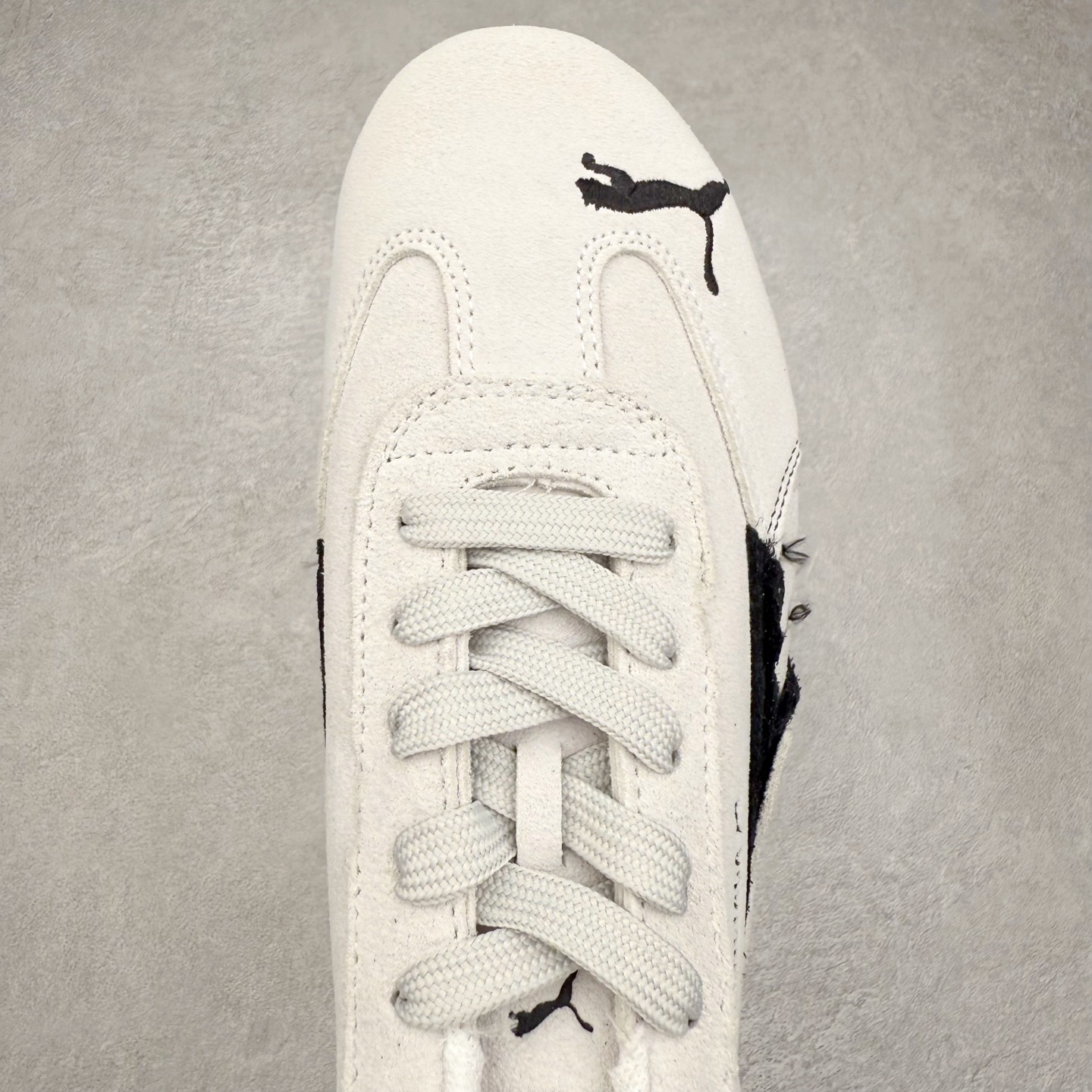 图片[4]-Balenciaga x PUMA/彪马 Speedcat 巴黎世家联名系列薄底鞋牛皮圆头做旧磨损低帮生活休闲鞋 男女同款 选用了近两年人气极高的 “薄底鞋” PUMA Speedcat 为蓝本，带来了多个不同配色的联名鞋款。在色调上继承了这双赛车鞋原本的惯用方案，但鞋身侧面标志性的 PUMA Formstrip 标志则采用了 “破坏做旧” 的手法，这也是 Balenciaga 鞋款极为常见的风格。 将白色的 PUMA Formstrip 撕掉了一大半，这极为 “粗暴” 的处理方式，在街头绝对有着十足的回头率。鞋头的 PUMA Logo 得以保留，烫金的 BALENCIAGA 字样则表明了它的联名身份，后跟则是鞋款的尺码，这也是 Balenciaga 鞋款的家族习惯。实拍调校N版已经零色差零失真 百分百还原实物色彩所见即所得 不存在货不对板色差等低级问题 选购参考实物拍摄 不混卖不参货 只用心做好货严格选品 承诺混一赔十 尺码：36 36.5 37.5 38 38.5 39 40 40.5 41 42 42.5 43 44 44.5 45-选品中心