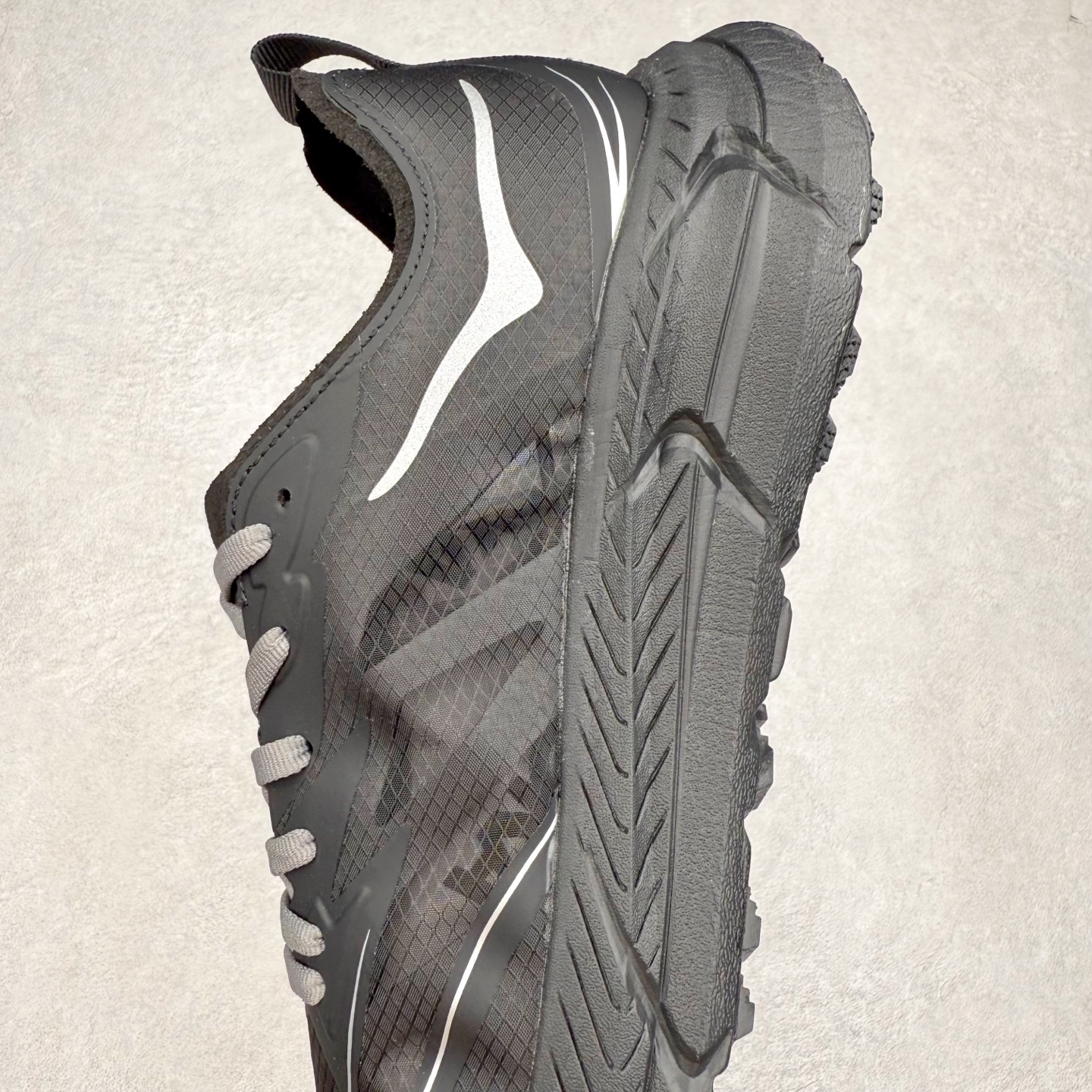 图片[7]-Satisfy x HOKA ONE ONE 百搭简约防滑耐磨低帮跑步鞋 联名配色 球鞋继承了HOKA的经典越野鞋型MAFATE SPEED 4的设计，更在此基础上进行了创新和提升，使得它既适合户外越野跑，又充满了时尚潮流的元素。它的半透明鞋面设计，不仅让鞋身看起来更加轻便，而且提供了良好的透气性。而保护性的防撕裂尼龙面料，则确保了在复杂地形中的耐用性。这样的设计，让人在享受奔跑的同时，也能感受到鞋底带来的舒适。双层ProFly™中底的使用，是这款鞋的另一个亮点。这种中底材质，提供了卓越的缓震性能，无论是在崎岖的山路上，还是在平坦的道路上，都能给跑者带来稳定的支撑。而VIBRAM MEGAGRIP®及LITEBASE®大底的搭载，更是让这款鞋在保持高抓地力的同时，减轻了鞋底的重量，使得每一步跑动都轻盈如飞。尺码：36 36.5 37.5 38 38.5 39 40 40.5 41 42 42.5 43 44 44.5 45 46-选品中心