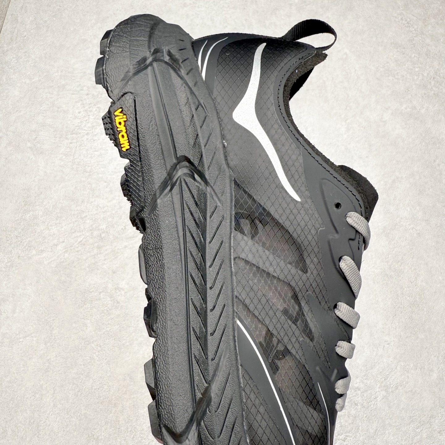 图片[6]-Satisfy x HOKA ONE ONE 百搭简约防滑耐磨低帮跑步鞋 联名配色 球鞋继承了HOKA的经典越野鞋型MAFATE SPEED 4的设计，更在此基础上进行了创新和提升，使得它既适合户外越野跑，又充满了时尚潮流的元素。它的半透明鞋面设计，不仅让鞋身看起来更加轻便，而且提供了良好的透气性。而保护性的防撕裂尼龙面料，则确保了在复杂地形中的耐用性。这样的设计，让人在享受奔跑的同时，也能感受到鞋底带来的舒适。双层ProFly™中底的使用，是这款鞋的另一个亮点。这种中底材质，提供了卓越的缓震性能，无论是在崎岖的山路上，还是在平坦的道路上，都能给跑者带来稳定的支撑。而VIBRAM MEGAGRIP®及LITEBASE®大底的搭载，更是让这款鞋在保持高抓地力的同时，减轻了鞋底的重量，使得每一步跑动都轻盈如飞。尺码：36 36.5 37.5 38 38.5 39 40 40.5 41 42 42.5 43 44 44.5 45 46-选品中心