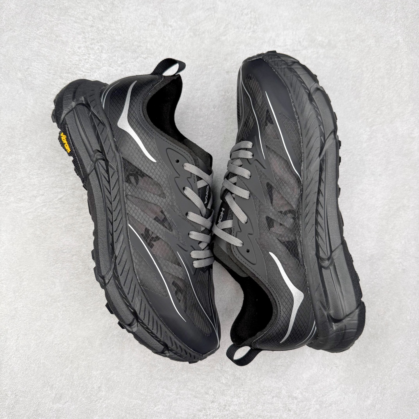 图片[3]-Satisfy x HOKA ONE ONE 百搭简约防滑耐磨低帮跑步鞋 联名配色 球鞋继承了HOKA的经典越野鞋型MAFATE SPEED 4的设计，更在此基础上进行了创新和提升，使得它既适合户外越野跑，又充满了时尚潮流的元素。它的半透明鞋面设计，不仅让鞋身看起来更加轻便，而且提供了良好的透气性。而保护性的防撕裂尼龙面料，则确保了在复杂地形中的耐用性。这样的设计，让人在享受奔跑的同时，也能感受到鞋底带来的舒适。双层ProFly™中底的使用，是这款鞋的另一个亮点。这种中底材质，提供了卓越的缓震性能，无论是在崎岖的山路上，还是在平坦的道路上，都能给跑者带来稳定的支撑。而VIBRAM MEGAGRIP®及LITEBASE®大底的搭载，更是让这款鞋在保持高抓地力的同时，减轻了鞋底的重量，使得每一步跑动都轻盈如飞。尺码：36 36.5 37.5 38 38.5 39 40 40.5 41 42 42.5 43 44 44.5 45 46-选品中心