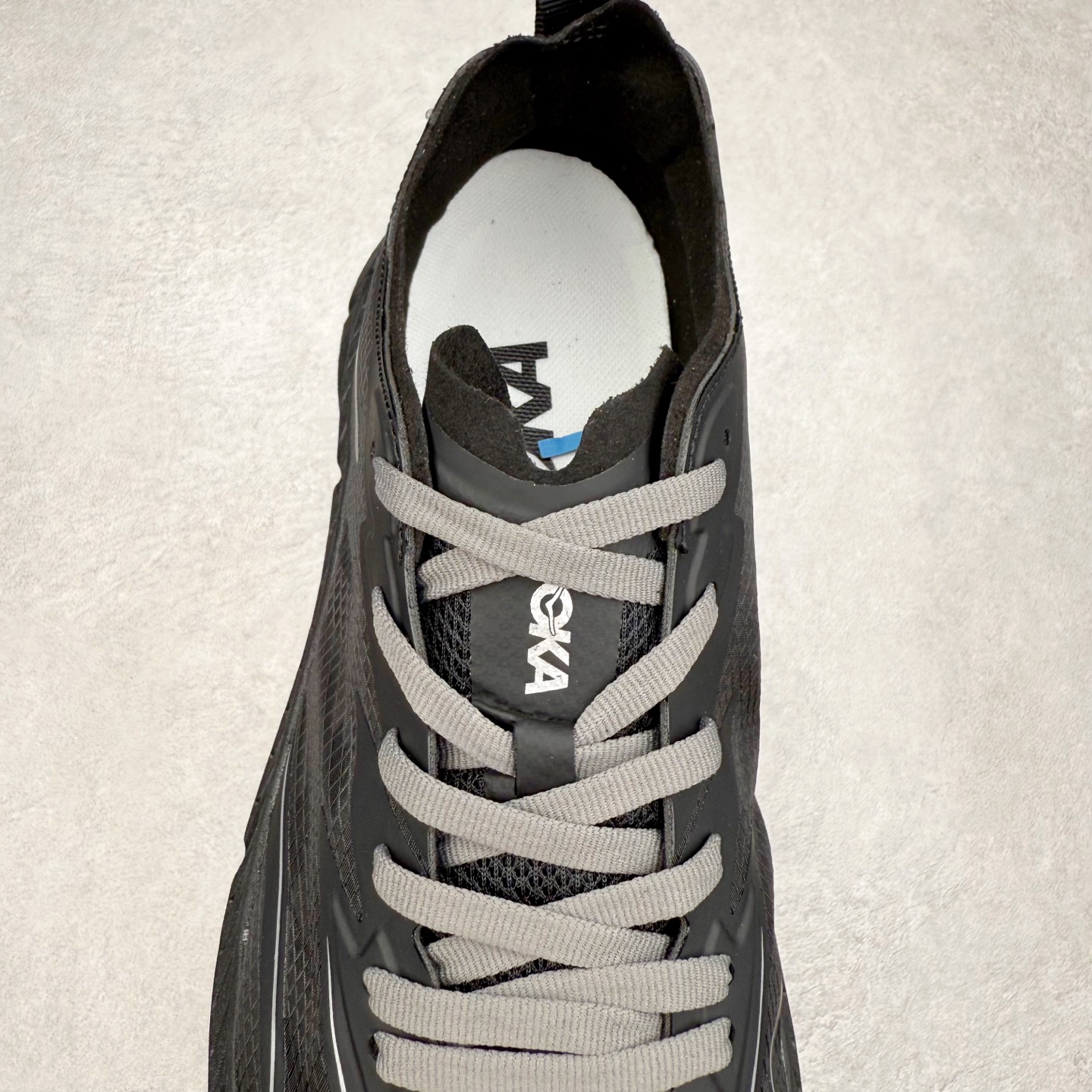 图片[5]-Satisfy x HOKA ONE ONE 百搭简约防滑耐磨低帮跑步鞋 联名配色 球鞋继承了HOKA的经典越野鞋型MAFATE SPEED 4的设计，更在此基础上进行了创新和提升，使得它既适合户外越野跑，又充满了时尚潮流的元素。它的半透明鞋面设计，不仅让鞋身看起来更加轻便，而且提供了良好的透气性。而保护性的防撕裂尼龙面料，则确保了在复杂地形中的耐用性。这样的设计，让人在享受奔跑的同时，也能感受到鞋底带来的舒适。双层ProFly™中底的使用，是这款鞋的另一个亮点。这种中底材质，提供了卓越的缓震性能，无论是在崎岖的山路上，还是在平坦的道路上，都能给跑者带来稳定的支撑。而VIBRAM MEGAGRIP®及LITEBASE®大底的搭载，更是让这款鞋在保持高抓地力的同时，减轻了鞋底的重量，使得每一步跑动都轻盈如飞。尺码：36 36.5 37.5 38 38.5 39 40 40.5 41 42 42.5 43 44 44.5 45 46-选品中心