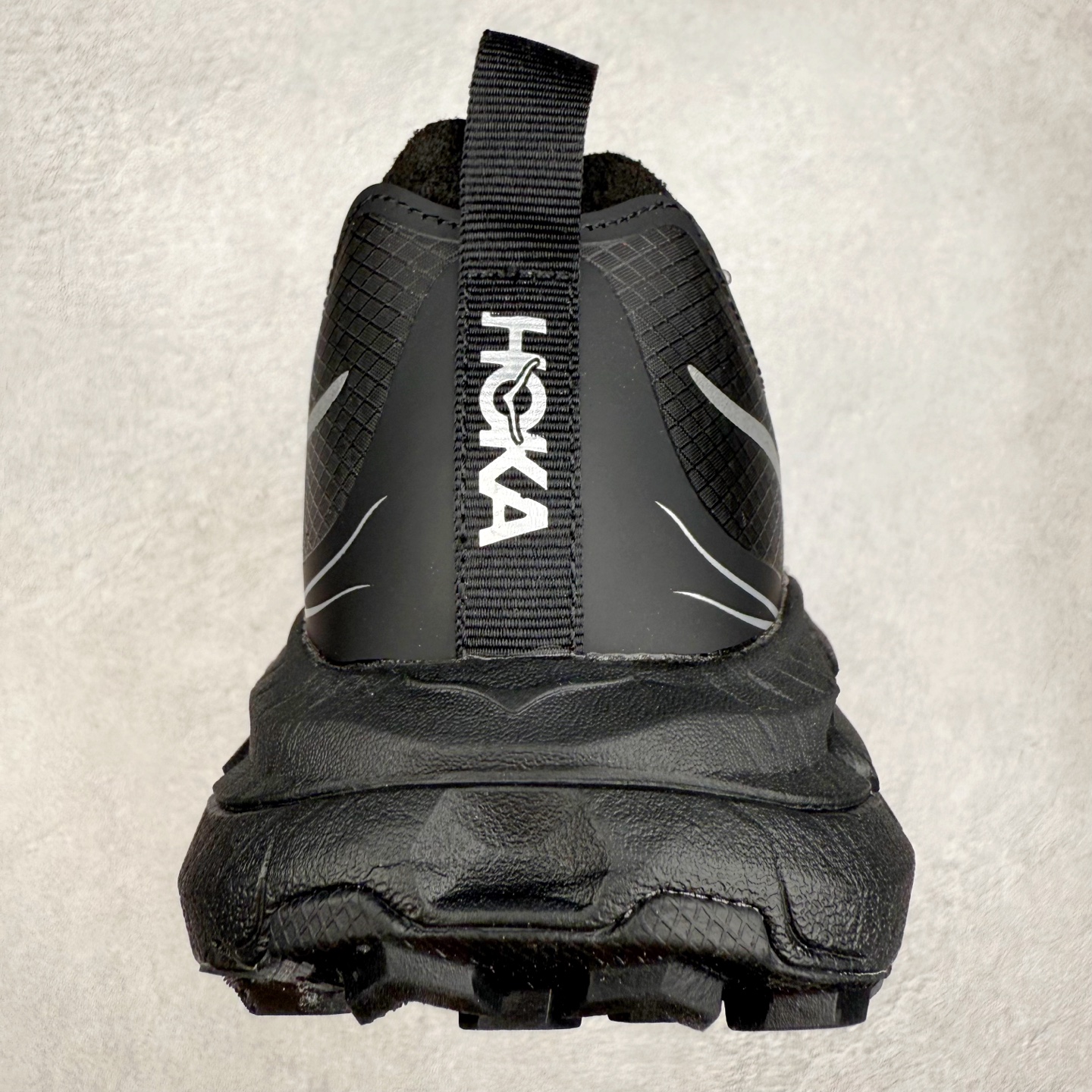 图片[8]-Satisfy x HOKA ONE ONE 百搭简约防滑耐磨低帮跑步鞋 联名配色 球鞋继承了HOKA的经典越野鞋型MAFATE SPEED 4的设计，更在此基础上进行了创新和提升，使得它既适合户外越野跑，又充满了时尚潮流的元素。它的半透明鞋面设计，不仅让鞋身看起来更加轻便，而且提供了良好的透气性。而保护性的防撕裂尼龙面料，则确保了在复杂地形中的耐用性。这样的设计，让人在享受奔跑的同时，也能感受到鞋底带来的舒适。双层ProFly™中底的使用，是这款鞋的另一个亮点。这种中底材质，提供了卓越的缓震性能，无论是在崎岖的山路上，还是在平坦的道路上，都能给跑者带来稳定的支撑。而VIBRAM MEGAGRIP®及LITEBASE®大底的搭载，更是让这款鞋在保持高抓地力的同时，减轻了鞋底的重量，使得每一步跑动都轻盈如飞。尺码：36 36.5 37.5 38 38.5 39 40 40.5 41 42 42.5 43 44 44.5 45 46-选品中心