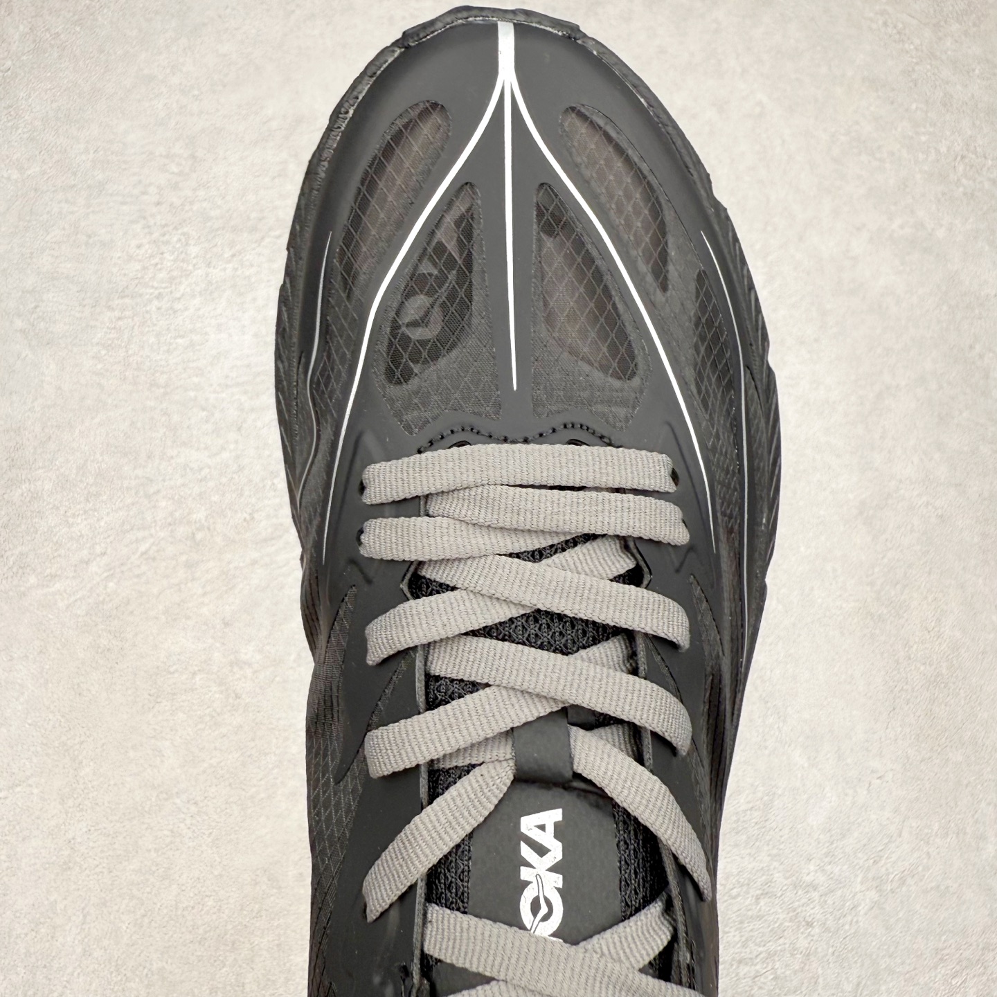 图片[4]-Satisfy x HOKA ONE ONE 百搭简约防滑耐磨低帮跑步鞋 联名配色 球鞋继承了HOKA的经典越野鞋型MAFATE SPEED 4的设计，更在此基础上进行了创新和提升，使得它既适合户外越野跑，又充满了时尚潮流的元素。它的半透明鞋面设计，不仅让鞋身看起来更加轻便，而且提供了良好的透气性。而保护性的防撕裂尼龙面料，则确保了在复杂地形中的耐用性。这样的设计，让人在享受奔跑的同时，也能感受到鞋底带来的舒适。双层ProFly™中底的使用，是这款鞋的另一个亮点。这种中底材质，提供了卓越的缓震性能，无论是在崎岖的山路上，还是在平坦的道路上，都能给跑者带来稳定的支撑。而VIBRAM MEGAGRIP®及LITEBASE®大底的搭载，更是让这款鞋在保持高抓地力的同时，减轻了鞋底的重量，使得每一步跑动都轻盈如飞。尺码：36 36.5 37.5 38 38.5 39 40 40.5 41 42 42.5 43 44 44.5 45 46-选品中心