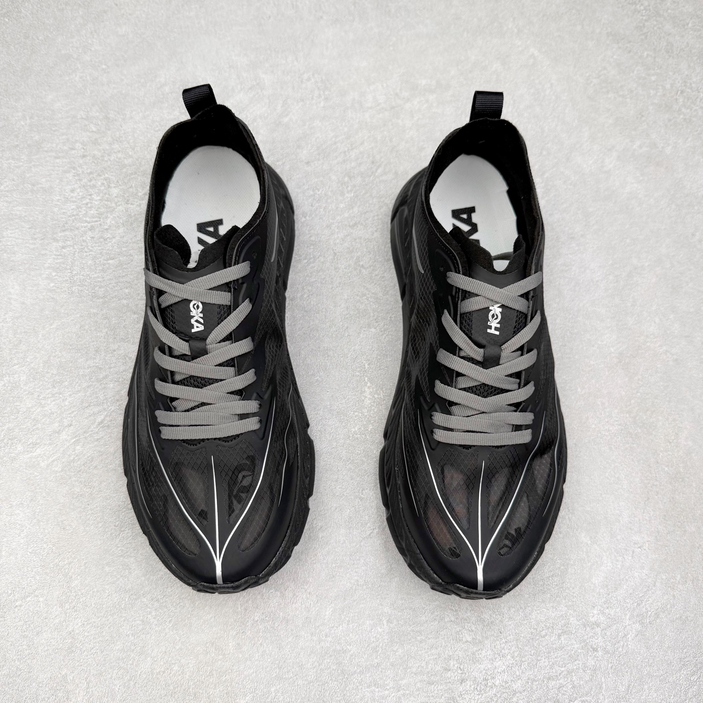 图片[2]-Satisfy x HOKA ONE ONE 百搭简约防滑耐磨低帮跑步鞋 联名配色 球鞋继承了HOKA的经典越野鞋型MAFATE SPEED 4的设计，更在此基础上进行了创新和提升，使得它既适合户外越野跑，又充满了时尚潮流的元素。它的半透明鞋面设计，不仅让鞋身看起来更加轻便，而且提供了良好的透气性。而保护性的防撕裂尼龙面料，则确保了在复杂地形中的耐用性。这样的设计，让人在享受奔跑的同时，也能感受到鞋底带来的舒适。双层ProFly™中底的使用，是这款鞋的另一个亮点。这种中底材质，提供了卓越的缓震性能，无论是在崎岖的山路上，还是在平坦的道路上，都能给跑者带来稳定的支撑。而VIBRAM MEGAGRIP®及LITEBASE®大底的搭载，更是让这款鞋在保持高抓地力的同时，减轻了鞋底的重量，使得每一步跑动都轻盈如飞。尺码：36 36.5 37.5 38 38.5 39 40 40.5 41 42 42.5 43 44 44.5 45 46-选品中心