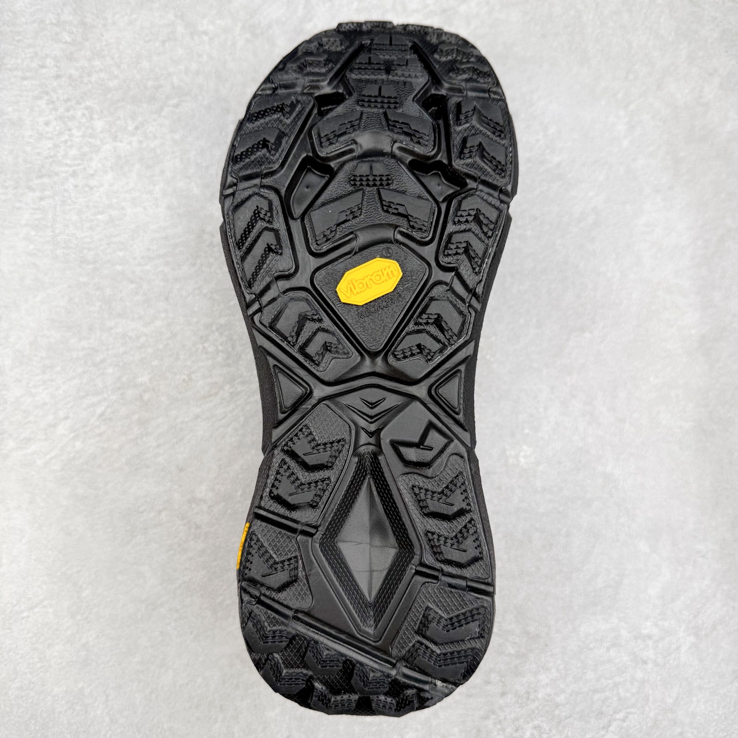 图片[9]-Satisfy x HOKA ONE ONE 百搭简约防滑耐磨低帮跑步鞋 联名配色 球鞋继承了HOKA的经典越野鞋型MAFATE SPEED 4的设计，更在此基础上进行了创新和提升，使得它既适合户外越野跑，又充满了时尚潮流的元素。它的半透明鞋面设计，不仅让鞋身看起来更加轻便，而且提供了良好的透气性。而保护性的防撕裂尼龙面料，则确保了在复杂地形中的耐用性。这样的设计，让人在享受奔跑的同时，也能感受到鞋底带来的舒适。双层ProFly™中底的使用，是这款鞋的另一个亮点。这种中底材质，提供了卓越的缓震性能，无论是在崎岖的山路上，还是在平坦的道路上，都能给跑者带来稳定的支撑。而VIBRAM MEGAGRIP®及LITEBASE®大底的搭载，更是让这款鞋在保持高抓地力的同时，减轻了鞋底的重量，使得每一步跑动都轻盈如飞。尺码：36 36.5 37.5 38 38.5 39 40 40.5 41 42 42.5 43 44 44.5 45 46-选品中心