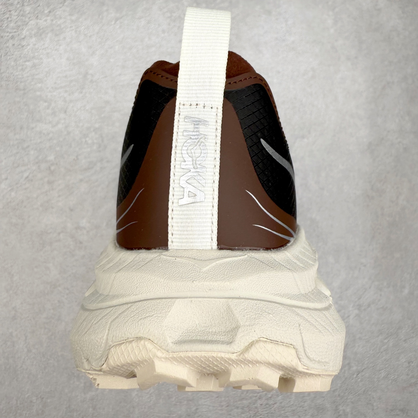 图片[8]-Satisfy x HOKA ONE ONE 百搭简约防滑耐磨低帮跑步鞋 联名配色 球鞋继承了HOKA的经典越野鞋型MAFATE SPEED 4的设计，更在此基础上进行了创新和提升，使得它既适合户外越野跑，又充满了时尚潮流的元素。它的半透明鞋面设计，不仅让鞋身看起来更加轻便，而且提供了良好的透气性。而保护性的防撕裂尼龙面料，则确保了在复杂地形中的耐用性。这样的设计，让人在享受奔跑的同时，也能感受到鞋底带来的舒适。双层ProFly™中底的使用，是这款鞋的另一个亮点。这种中底材质，提供了卓越的缓震性能，无论是在崎岖的山路上，还是在平坦的道路上，都能给跑者带来稳定的支撑。而VIBRAM MEGAGRIP®及LITEBASE®大底的搭载，更是让这款鞋在保持高抓地力的同时，减轻了鞋底的重量，使得每一步跑动都轻盈如飞。尺码：36 36.5 37.5 38 38.5 39 40 40.5 41 42 42.5 43 44 44.5 45 46-选品中心