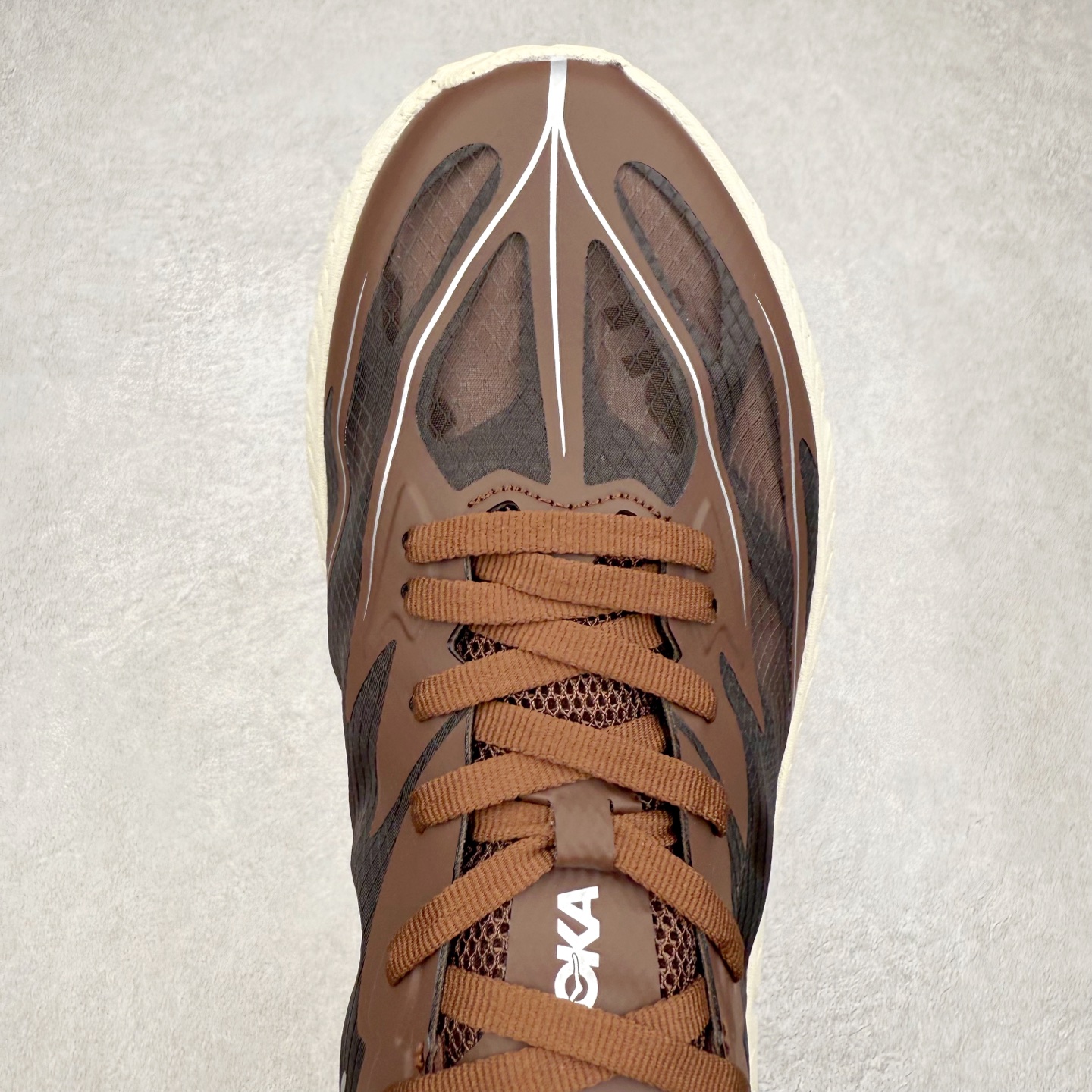 图片[4]-Satisfy x HOKA ONE ONE 百搭简约防滑耐磨低帮跑步鞋 联名配色 球鞋继承了HOKA的经典越野鞋型MAFATE SPEED 4的设计，更在此基础上进行了创新和提升，使得它既适合户外越野跑，又充满了时尚潮流的元素。它的半透明鞋面设计，不仅让鞋身看起来更加轻便，而且提供了良好的透气性。而保护性的防撕裂尼龙面料，则确保了在复杂地形中的耐用性。这样的设计，让人在享受奔跑的同时，也能感受到鞋底带来的舒适。双层ProFly™中底的使用，是这款鞋的另一个亮点。这种中底材质，提供了卓越的缓震性能，无论是在崎岖的山路上，还是在平坦的道路上，都能给跑者带来稳定的支撑。而VIBRAM MEGAGRIP®及LITEBASE®大底的搭载，更是让这款鞋在保持高抓地力的同时，减轻了鞋底的重量，使得每一步跑动都轻盈如飞。尺码：36 36.5 37.5 38 38.5 39 40 40.5 41 42 42.5 43 44 44.5 45 46-选品中心