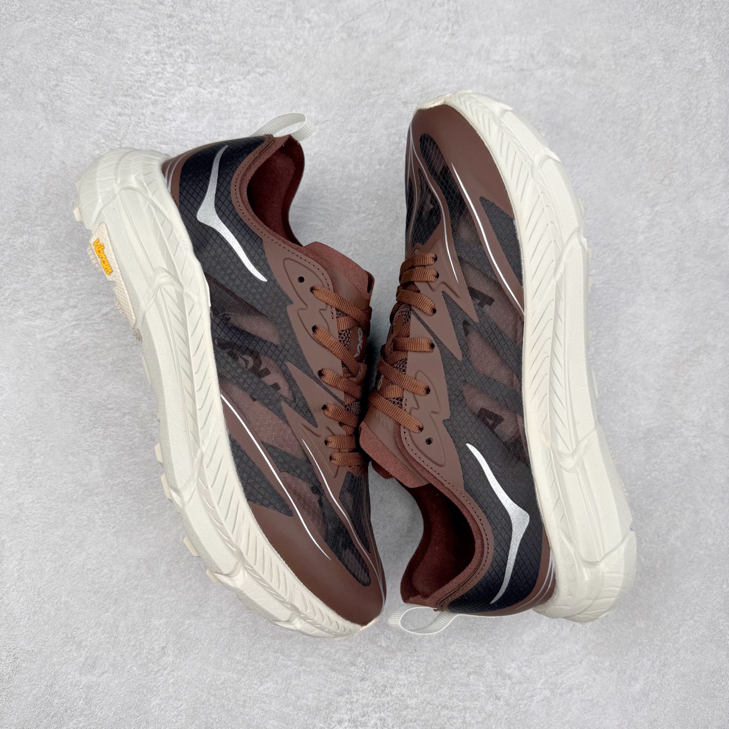 图片[3]-Satisfy x HOKA ONE ONE 百搭简约防滑耐磨低帮跑步鞋 联名配色 球鞋继承了HOKA的经典越野鞋型MAFATE SPEED 4的设计，更在此基础上进行了创新和提升，使得它既适合户外越野跑，又充满了时尚潮流的元素。它的半透明鞋面设计，不仅让鞋身看起来更加轻便，而且提供了良好的透气性。而保护性的防撕裂尼龙面料，则确保了在复杂地形中的耐用性。这样的设计，让人在享受奔跑的同时，也能感受到鞋底带来的舒适。双层ProFly™中底的使用，是这款鞋的另一个亮点。这种中底材质，提供了卓越的缓震性能，无论是在崎岖的山路上，还是在平坦的道路上，都能给跑者带来稳定的支撑。而VIBRAM MEGAGRIP®及LITEBASE®大底的搭载，更是让这款鞋在保持高抓地力的同时，减轻了鞋底的重量，使得每一步跑动都轻盈如飞。尺码：36 36.5 37.5 38 38.5 39 40 40.5 41 42 42.5 43 44 44.5 45 46-选品中心