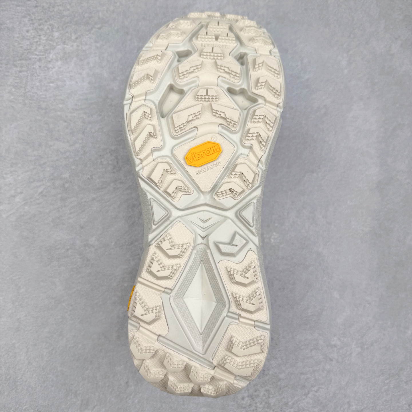 图片[9]-Satisfy x HOKA ONE ONE 百搭简约防滑耐磨低帮跑步鞋 联名配色 球鞋继承了HOKA的经典越野鞋型MAFATE SPEED 4的设计，更在此基础上进行了创新和提升，使得它既适合户外越野跑，又充满了时尚潮流的元素。它的半透明鞋面设计，不仅让鞋身看起来更加轻便，而且提供了良好的透气性。而保护性的防撕裂尼龙面料，则确保了在复杂地形中的耐用性。这样的设计，让人在享受奔跑的同时，也能感受到鞋底带来的舒适。双层ProFly™中底的使用，是这款鞋的另一个亮点。这种中底材质，提供了卓越的缓震性能，无论是在崎岖的山路上，还是在平坦的道路上，都能给跑者带来稳定的支撑。而VIBRAM MEGAGRIP®及LITEBASE®大底的搭载，更是让这款鞋在保持高抓地力的同时，减轻了鞋底的重量，使得每一步跑动都轻盈如飞。尺码：36 36.5 37.5 38 38.5 39 40 40.5 41 42 42.5 43 44 44.5 45 46-选品中心