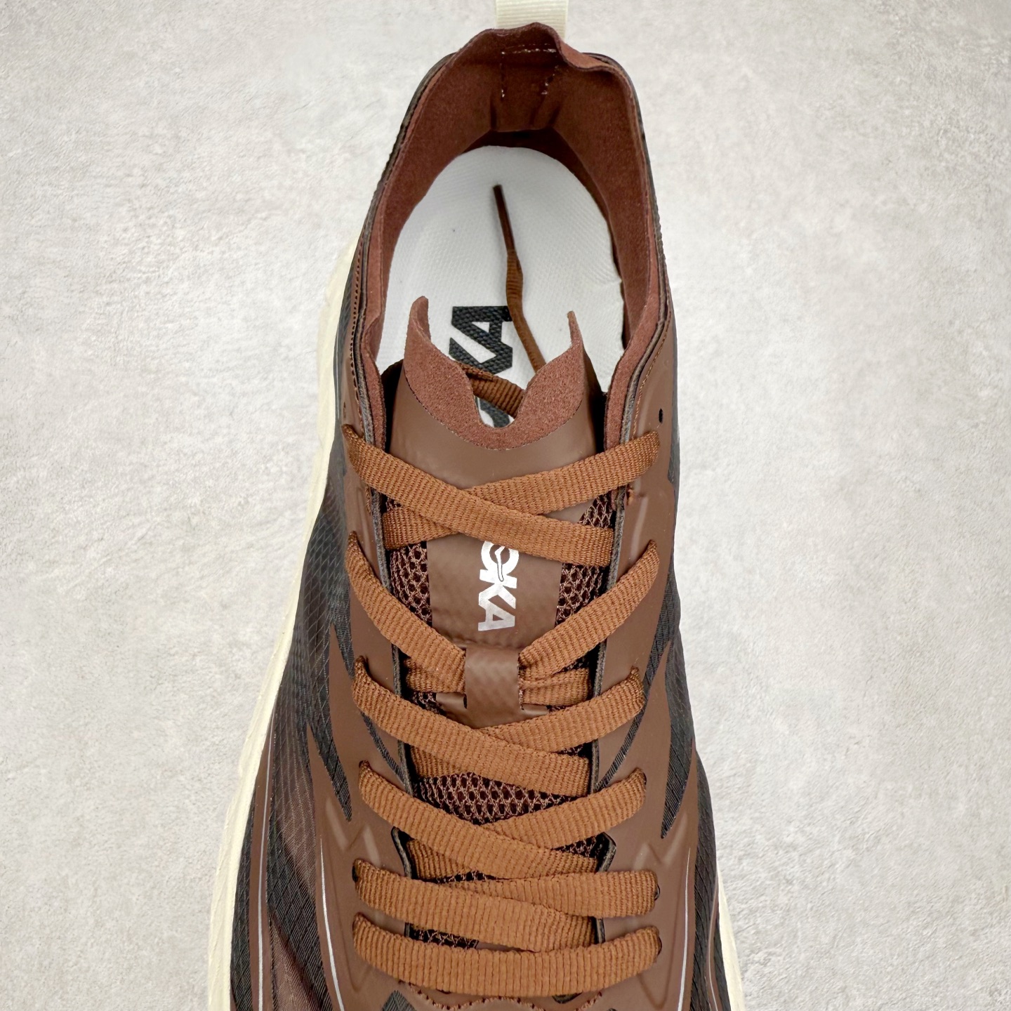 图片[5]-Satisfy x HOKA ONE ONE 百搭简约防滑耐磨低帮跑步鞋 联名配色 球鞋继承了HOKA的经典越野鞋型MAFATE SPEED 4的设计，更在此基础上进行了创新和提升，使得它既适合户外越野跑，又充满了时尚潮流的元素。它的半透明鞋面设计，不仅让鞋身看起来更加轻便，而且提供了良好的透气性。而保护性的防撕裂尼龙面料，则确保了在复杂地形中的耐用性。这样的设计，让人在享受奔跑的同时，也能感受到鞋底带来的舒适。双层ProFly™中底的使用，是这款鞋的另一个亮点。这种中底材质，提供了卓越的缓震性能，无论是在崎岖的山路上，还是在平坦的道路上，都能给跑者带来稳定的支撑。而VIBRAM MEGAGRIP®及LITEBASE®大底的搭载，更是让这款鞋在保持高抓地力的同时，减轻了鞋底的重量，使得每一步跑动都轻盈如飞。尺码：36 36.5 37.5 38 38.5 39 40 40.5 41 42 42.5 43 44 44.5 45 46-选品中心