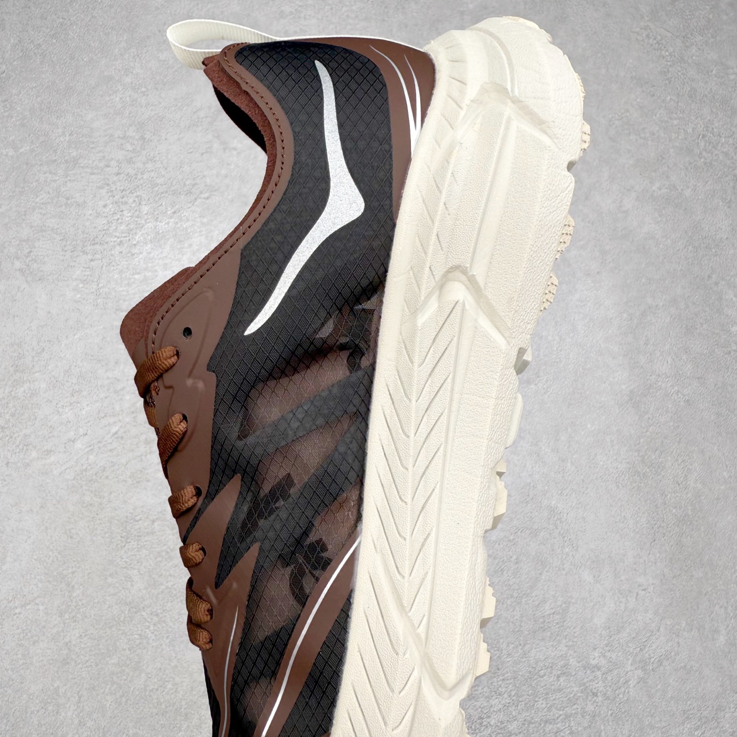 图片[7]-Satisfy x HOKA ONE ONE 百搭简约防滑耐磨低帮跑步鞋 联名配色 球鞋继承了HOKA的经典越野鞋型MAFATE SPEED 4的设计，更在此基础上进行了创新和提升，使得它既适合户外越野跑，又充满了时尚潮流的元素。它的半透明鞋面设计，不仅让鞋身看起来更加轻便，而且提供了良好的透气性。而保护性的防撕裂尼龙面料，则确保了在复杂地形中的耐用性。这样的设计，让人在享受奔跑的同时，也能感受到鞋底带来的舒适。双层ProFly™中底的使用，是这款鞋的另一个亮点。这种中底材质，提供了卓越的缓震性能，无论是在崎岖的山路上，还是在平坦的道路上，都能给跑者带来稳定的支撑。而VIBRAM MEGAGRIP®及LITEBASE®大底的搭载，更是让这款鞋在保持高抓地力的同时，减轻了鞋底的重量，使得每一步跑动都轻盈如飞。尺码：36 36.5 37.5 38 38.5 39 40 40.5 41 42 42.5 43 44 44.5 45 46-选品中心