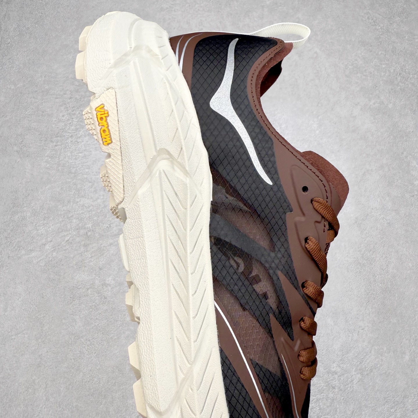 图片[6]-Satisfy x HOKA ONE ONE 百搭简约防滑耐磨低帮跑步鞋 联名配色 球鞋继承了HOKA的经典越野鞋型MAFATE SPEED 4的设计，更在此基础上进行了创新和提升，使得它既适合户外越野跑，又充满了时尚潮流的元素。它的半透明鞋面设计，不仅让鞋身看起来更加轻便，而且提供了良好的透气性。而保护性的防撕裂尼龙面料，则确保了在复杂地形中的耐用性。这样的设计，让人在享受奔跑的同时，也能感受到鞋底带来的舒适。双层ProFly™中底的使用，是这款鞋的另一个亮点。这种中底材质，提供了卓越的缓震性能，无论是在崎岖的山路上，还是在平坦的道路上，都能给跑者带来稳定的支撑。而VIBRAM MEGAGRIP®及LITEBASE®大底的搭载，更是让这款鞋在保持高抓地力的同时，减轻了鞋底的重量，使得每一步跑动都轻盈如飞。尺码：36 36.5 37.5 38 38.5 39 40 40.5 41 42 42.5 43 44 44.5 45 46-选品中心