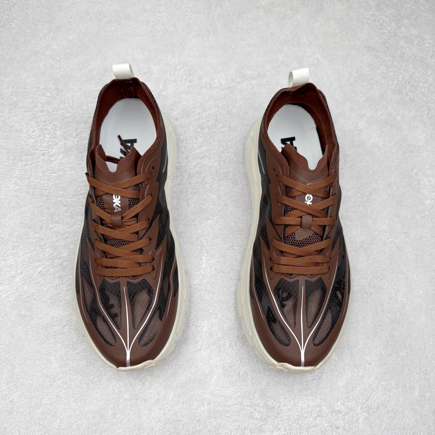 图片[2]-Satisfy x HOKA ONE ONE 百搭简约防滑耐磨低帮跑步鞋 联名配色 球鞋继承了HOKA的经典越野鞋型MAFATE SPEED 4的设计，更在此基础上进行了创新和提升，使得它既适合户外越野跑，又充满了时尚潮流的元素。它的半透明鞋面设计，不仅让鞋身看起来更加轻便，而且提供了良好的透气性。而保护性的防撕裂尼龙面料，则确保了在复杂地形中的耐用性。这样的设计，让人在享受奔跑的同时，也能感受到鞋底带来的舒适。双层ProFly™中底的使用，是这款鞋的另一个亮点。这种中底材质，提供了卓越的缓震性能，无论是在崎岖的山路上，还是在平坦的道路上，都能给跑者带来稳定的支撑。而VIBRAM MEGAGRIP®及LITEBASE®大底的搭载，更是让这款鞋在保持高抓地力的同时，减轻了鞋底的重量，使得每一步跑动都轻盈如飞。尺码：36 36.5 37.5 38 38.5 39 40 40.5 41 42 42.5 43 44 44.5 45 46-选品中心