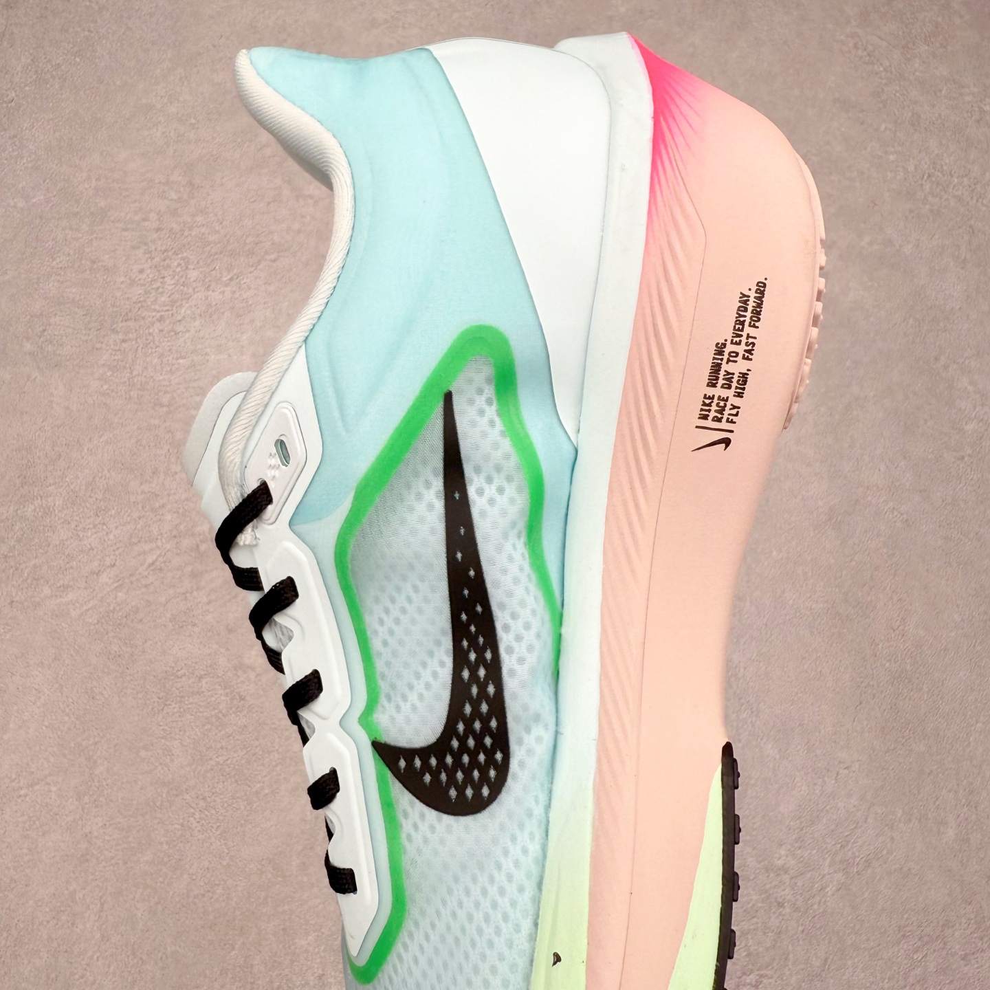 图片[7]-NK ZoomX Invincible Run Flyknit 6 轻量跑鞋 飞织低帮休闲运动慢跑鞋 FN8454-402 此鞋专为短跑运动员而生 是为 5 至 10 公里距离的赛事和训练打造 整体设计采用流线型的轻质工程网眼材质构成鞋面 并与其他 Running 旗舰鞋款同样搭载全脚掌 ZoomX 缓冲中底 搭配 Pebax 物料与橡胶外底 ZoomX StreakFly 首发配色以Prototype呈现 其灵感是来自开发期间的磨损测试 透过编号的标记与内侧的预期跑步距离突出研发过程 尺码：36 36.5 37.5 38 38.5 39 40 40.5 41 42 42.5 43 44 45-选品中心