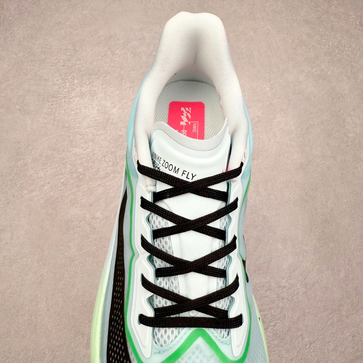 图片[5]-NK ZoomX Invincible Run Flyknit 6 轻量跑鞋 飞织低帮休闲运动慢跑鞋 FN8454-402 此鞋专为短跑运动员而生 是为 5 至 10 公里距离的赛事和训练打造 整体设计采用流线型的轻质工程网眼材质构成鞋面 并与其他 Running 旗舰鞋款同样搭载全脚掌 ZoomX 缓冲中底 搭配 Pebax 物料与橡胶外底 ZoomX StreakFly 首发配色以Prototype呈现 其灵感是来自开发期间的磨损测试 透过编号的标记与内侧的预期跑步距离突出研发过程 尺码：36 36.5 37.5 38 38.5 39 40 40.5 41 42 42.5 43 44 45-选品中心