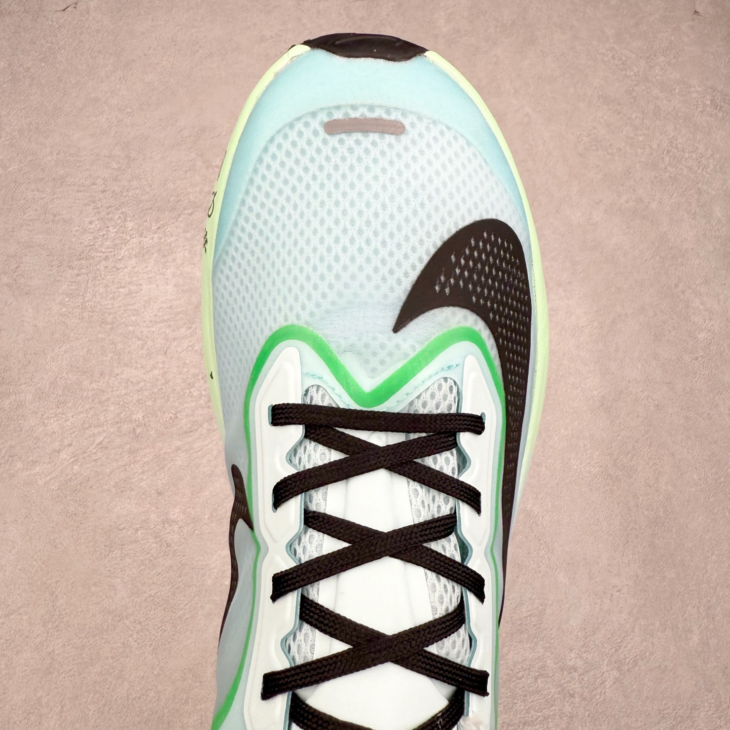 图片[4]-NK ZoomX Invincible Run Flyknit 6 轻量跑鞋 飞织低帮休闲运动慢跑鞋 FN8454-402 此鞋专为短跑运动员而生 是为 5 至 10 公里距离的赛事和训练打造 整体设计采用流线型的轻质工程网眼材质构成鞋面 并与其他 Running 旗舰鞋款同样搭载全脚掌 ZoomX 缓冲中底 搭配 Pebax 物料与橡胶外底 ZoomX StreakFly 首发配色以Prototype呈现 其灵感是来自开发期间的磨损测试 透过编号的标记与内侧的预期跑步距离突出研发过程 尺码：36 36.5 37.5 38 38.5 39 40 40.5 41 42 42.5 43 44 45-选品中心