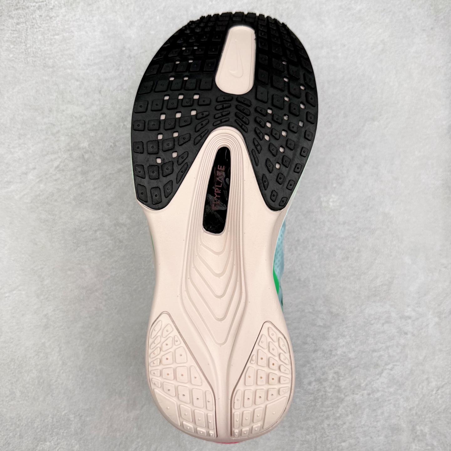 图片[9]-NK ZoomX Invincible Run Flyknit 6 轻量跑鞋 飞织低帮休闲运动慢跑鞋 FN8454-402 此鞋专为短跑运动员而生 是为 5 至 10 公里距离的赛事和训练打造 整体设计采用流线型的轻质工程网眼材质构成鞋面 并与其他 Running 旗舰鞋款同样搭载全脚掌 ZoomX 缓冲中底 搭配 Pebax 物料与橡胶外底 ZoomX StreakFly 首发配色以Prototype呈现 其灵感是来自开发期间的磨损测试 透过编号的标记与内侧的预期跑步距离突出研发过程 尺码：36 36.5 37.5 38 38.5 39 40 40.5 41 42 42.5 43 44 45-选品中心