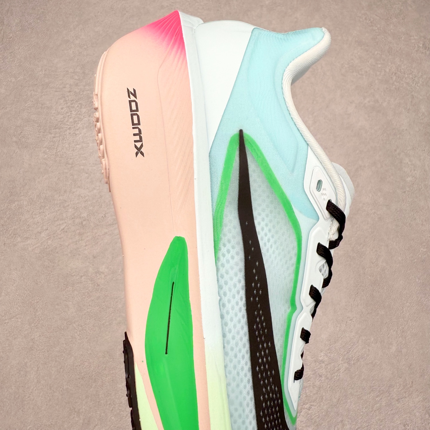 图片[6]-NK ZoomX Invincible Run Flyknit 6 轻量跑鞋 飞织低帮休闲运动慢跑鞋 FN8454-402 此鞋专为短跑运动员而生 是为 5 至 10 公里距离的赛事和训练打造 整体设计采用流线型的轻质工程网眼材质构成鞋面 并与其他 Running 旗舰鞋款同样搭载全脚掌 ZoomX 缓冲中底 搭配 Pebax 物料与橡胶外底 ZoomX StreakFly 首发配色以Prototype呈现 其灵感是来自开发期间的磨损测试 透过编号的标记与内侧的预期跑步距离突出研发过程 尺码：36 36.5 37.5 38 38.5 39 40 40.5 41 42 42.5 43 44 45-选品中心