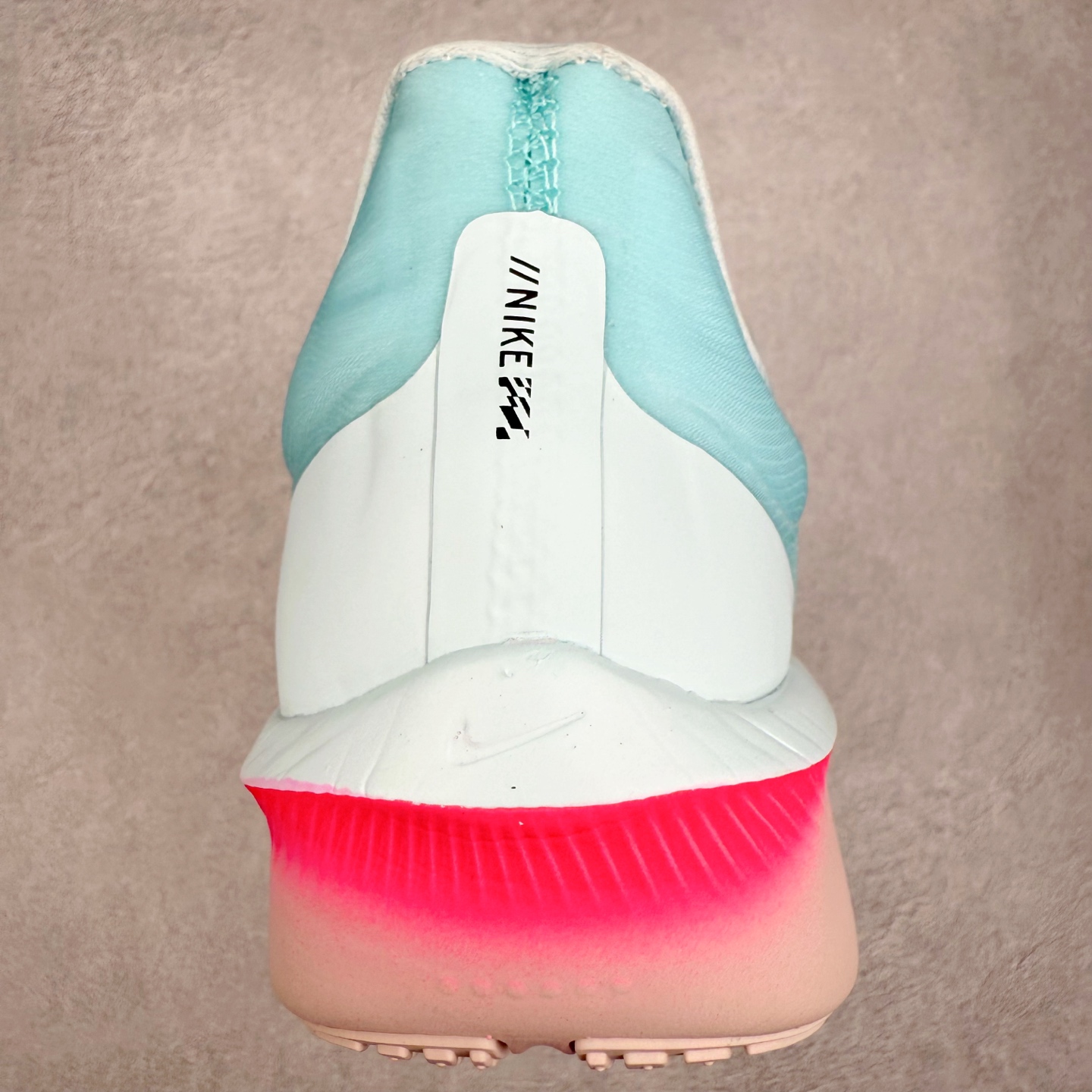 图片[8]-NK ZoomX Invincible Run Flyknit 6 轻量跑鞋 飞织低帮休闲运动慢跑鞋 FN8454-402 此鞋专为短跑运动员而生 是为 5 至 10 公里距离的赛事和训练打造 整体设计采用流线型的轻质工程网眼材质构成鞋面 并与其他 Running 旗舰鞋款同样搭载全脚掌 ZoomX 缓冲中底 搭配 Pebax 物料与橡胶外底 ZoomX StreakFly 首发配色以Prototype呈现 其灵感是来自开发期间的磨损测试 透过编号的标记与内侧的预期跑步距离突出研发过程 尺码：36 36.5 37.5 38 38.5 39 40 40.5 41 42 42.5 43 44 45-选品中心