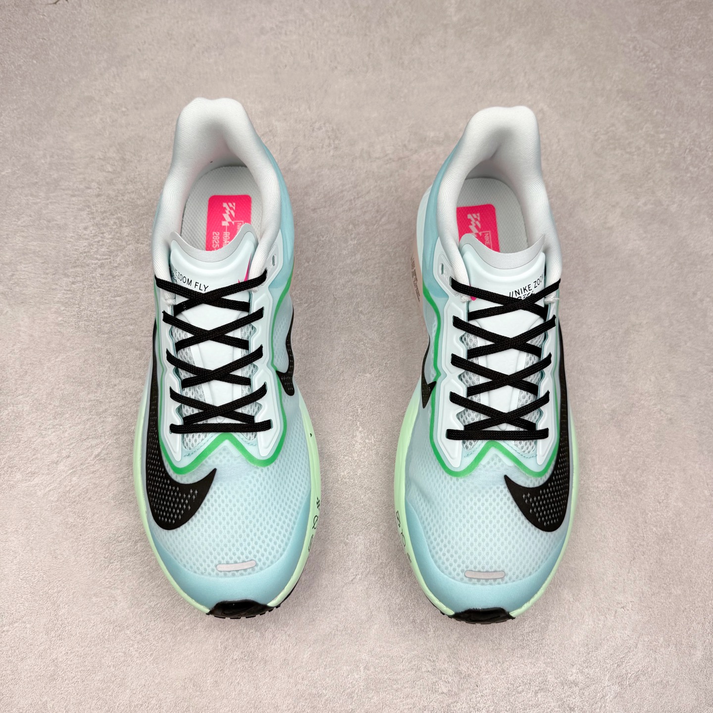 图片[2]-NK ZoomX Invincible Run Flyknit 6 轻量跑鞋 飞织低帮休闲运动慢跑鞋 FN8454-402 此鞋专为短跑运动员而生 是为 5 至 10 公里距离的赛事和训练打造 整体设计采用流线型的轻质工程网眼材质构成鞋面 并与其他 Running 旗舰鞋款同样搭载全脚掌 ZoomX 缓冲中底 搭配 Pebax 物料与橡胶外底 ZoomX StreakFly 首发配色以Prototype呈现 其灵感是来自开发期间的磨损测试 透过编号的标记与内侧的预期跑步距离突出研发过程 尺码：36 36.5 37.5 38 38.5 39 40 40.5 41 42 42.5 43 44 45-选品中心