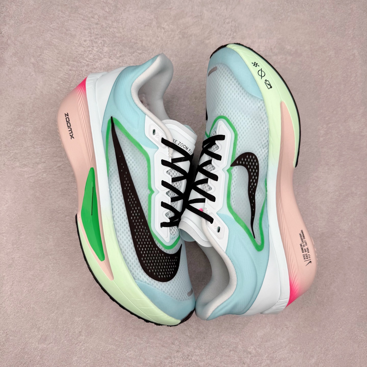 图片[3]-NK ZoomX Invincible Run Flyknit 6 轻量跑鞋 飞织低帮休闲运动慢跑鞋 FN8454-402 此鞋专为短跑运动员而生 是为 5 至 10 公里距离的赛事和训练打造 整体设计采用流线型的轻质工程网眼材质构成鞋面 并与其他 Running 旗舰鞋款同样搭载全脚掌 ZoomX 缓冲中底 搭配 Pebax 物料与橡胶外底 ZoomX StreakFly 首发配色以Prototype呈现 其灵感是来自开发期间的磨损测试 透过编号的标记与内侧的预期跑步距离突出研发过程 尺码：36 36.5 37.5 38 38.5 39 40 40.5 41 42 42.5 43 44 45-选品中心